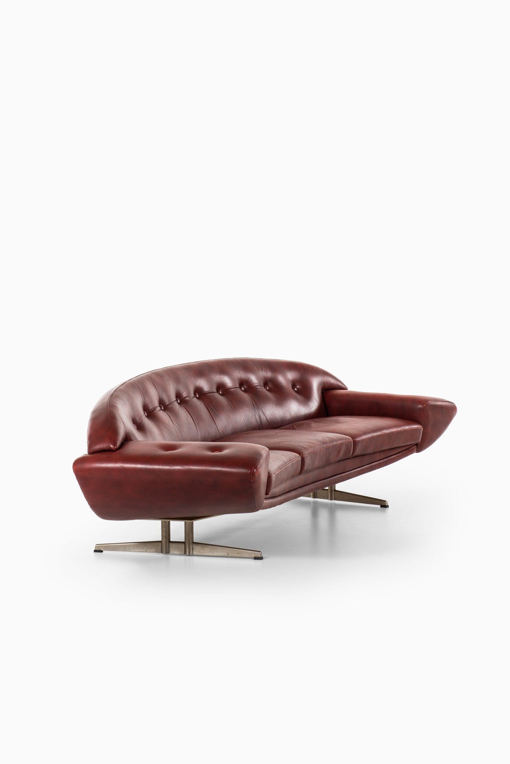 Mid-20th Century Johannes Andersen Sofa Model Capri Produced by Trensum in Sweden For Sale