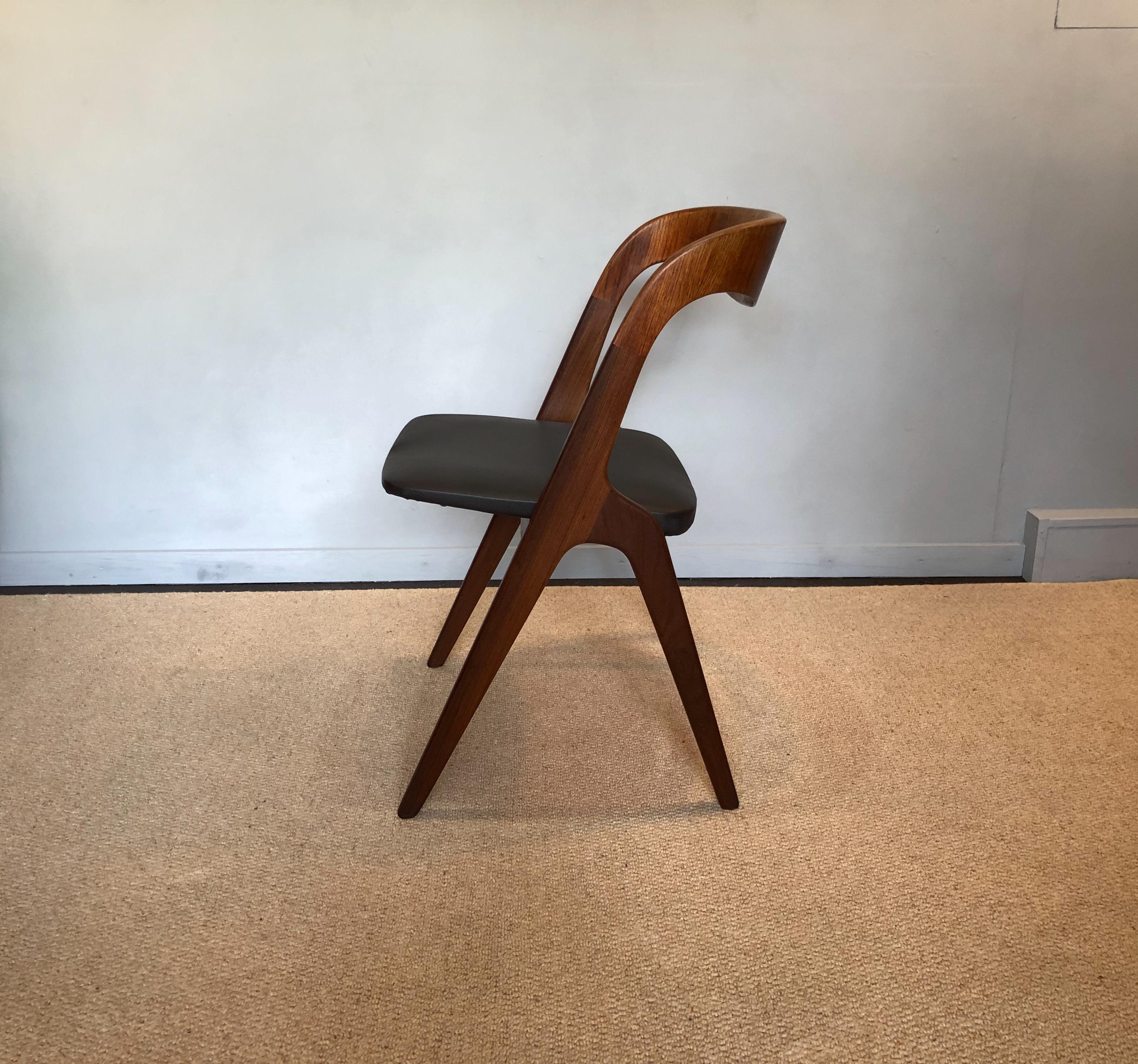 A set of 4 teak dining chairs designed by Johannes Andersen for Vamo Sonderborg. Model ‘Sonja’ circa 1960. Re-oiled frames with professionally reupholstered seats of leather or fabric of your choice. Amazing design profile. Superb condition