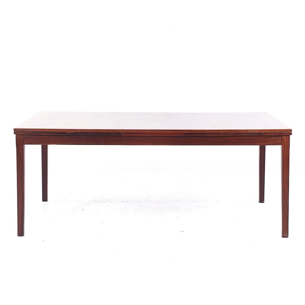 Mesa de comedor con hoja oculta de palisandro danés de mediados de siglo, estilo Johannes Andersen

Esta mesa mide 71 de ancho x 40,25 de fondo x 28,5 pulgadas de alto, con un espacio libre para sillas de 24 pulgadas, cada hoja oculta mide 27,5