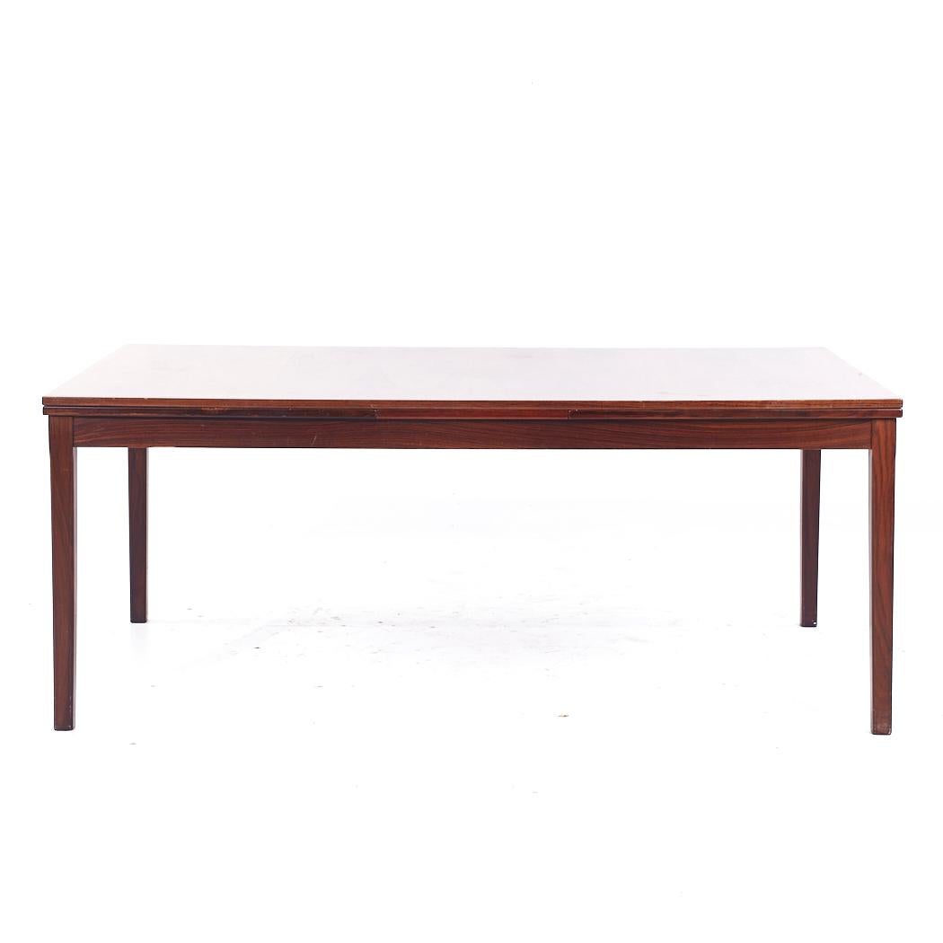 Table de salle à manger danoise du milieu du siècle en palissandre à feuilles cachées, style Johannes Andersen

Cette table mesure : 71 large x 40,25 profond x 28,5 pouces de haut, avec un dégagement de chaise de 24 pouces, chaque feuille cachée