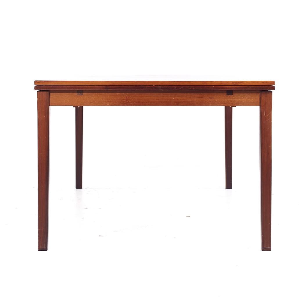 Johannes Andersen Style Mid Century Danish Rosewood Hidden Leaf Dining Table In Good Condition For Sale In Countryside, IL