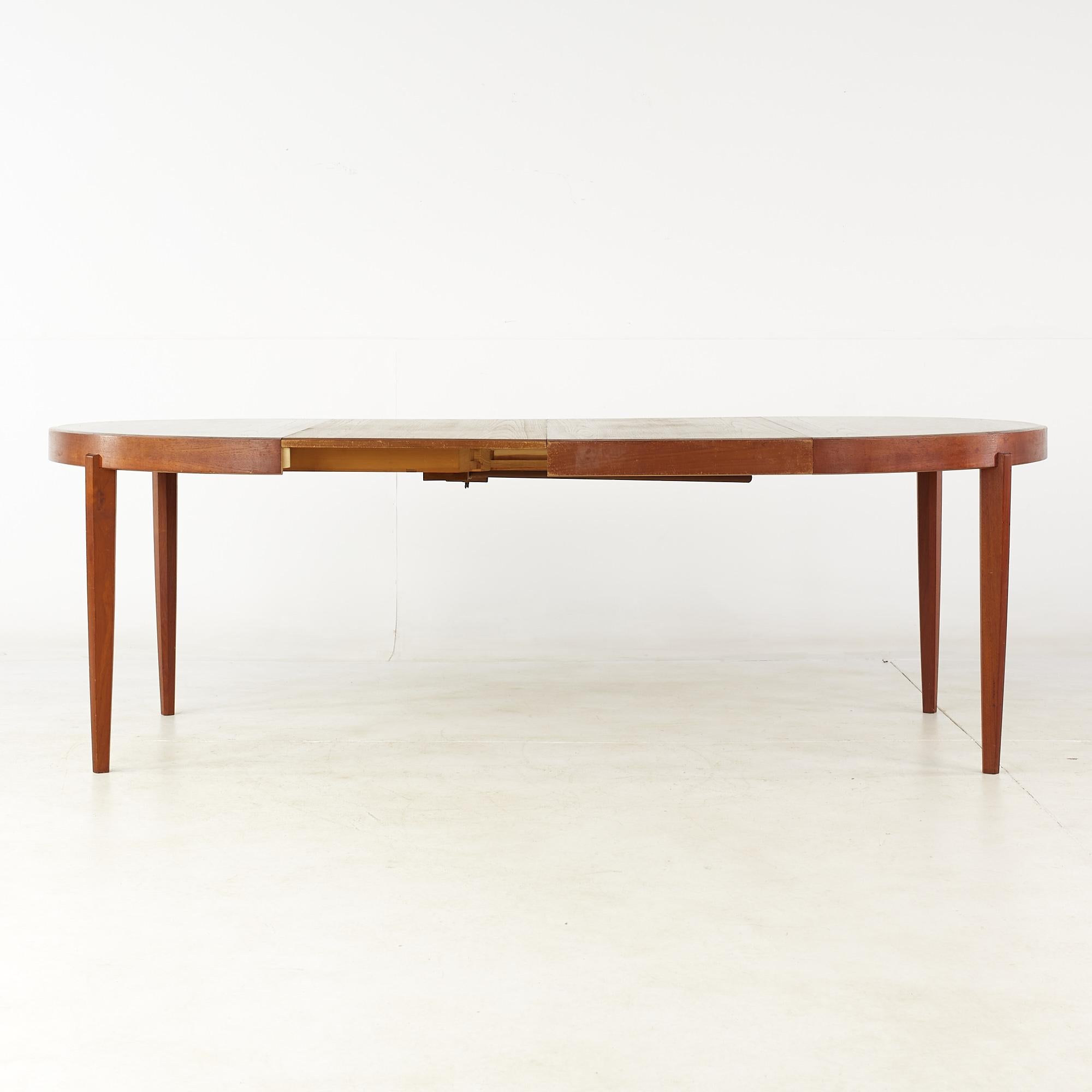 Johannes Andersen Style Mid-Century Teak Expanding Dining Table with 4 Leaves 5