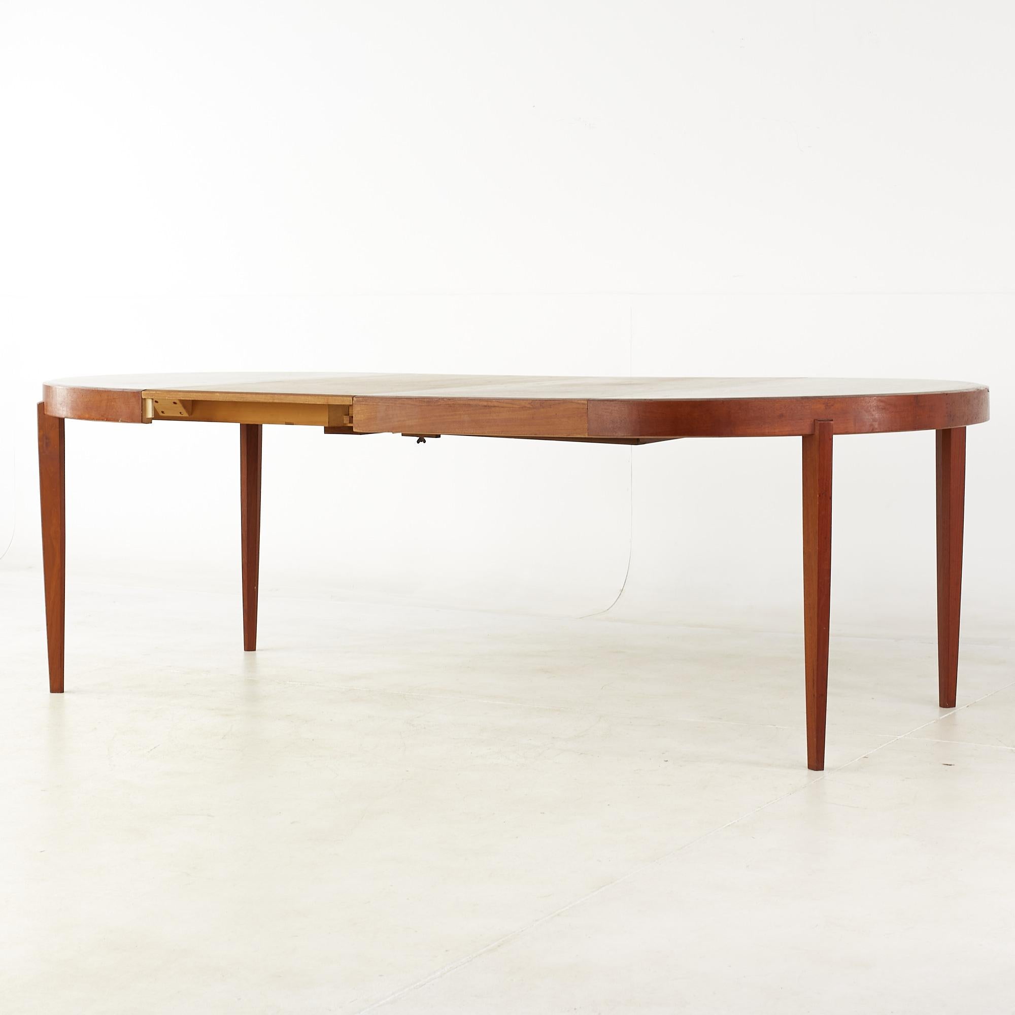 Johannes Andersen Style Mid-Century Teak Expanding Dining Table with 4 Leaves 6