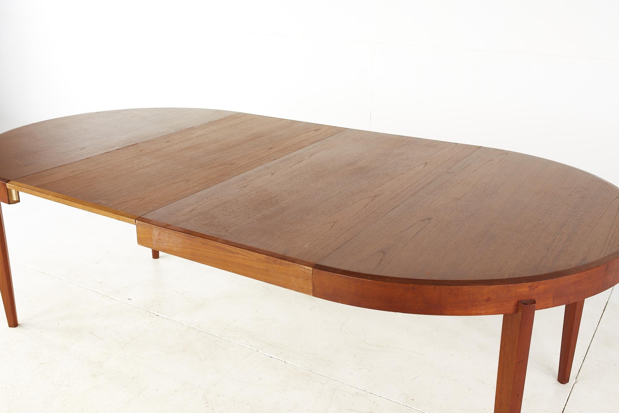 Johannes Andersen Style Mid-Century Teak Expanding Dining Table with 4 Leaves 7