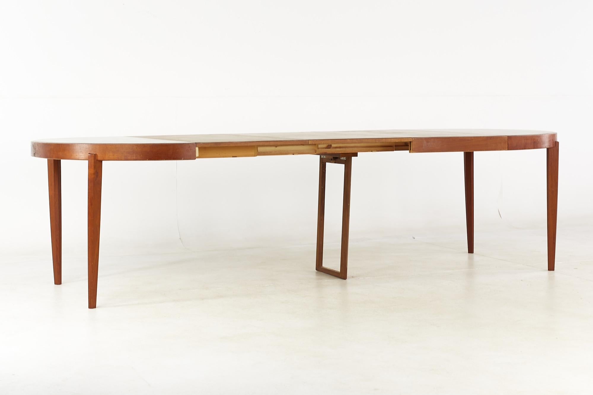 Johannes Andersen Style Mid-Century Teak Expanding Dining Table with 4 Leaves 8