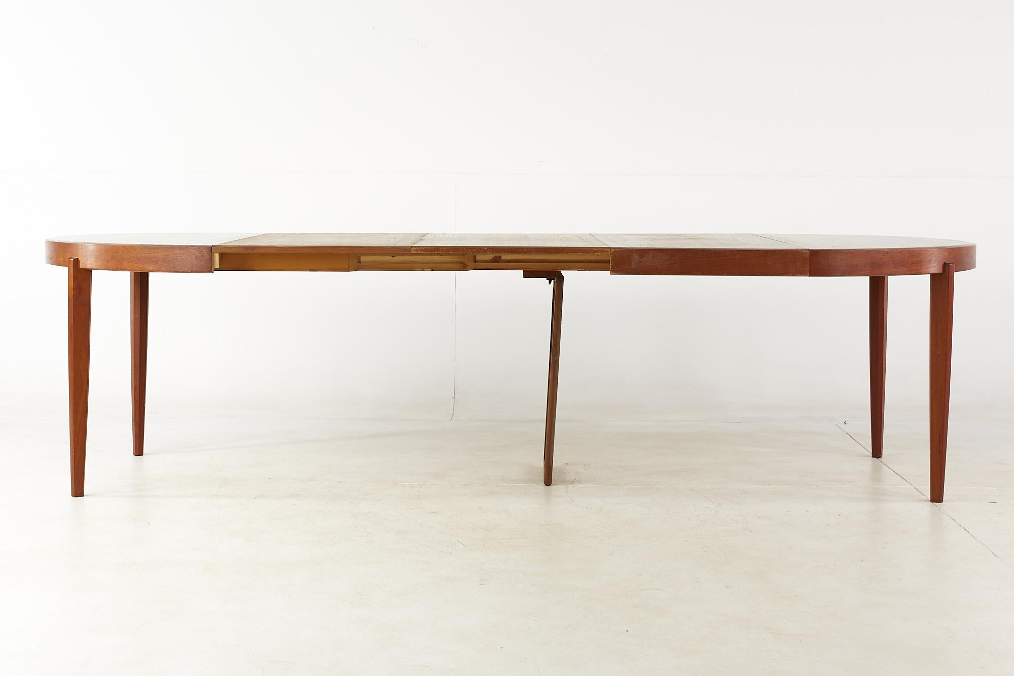 Johannes Andersen Style Mid-Century Teak Expanding Dining Table with 4 Leaves 9