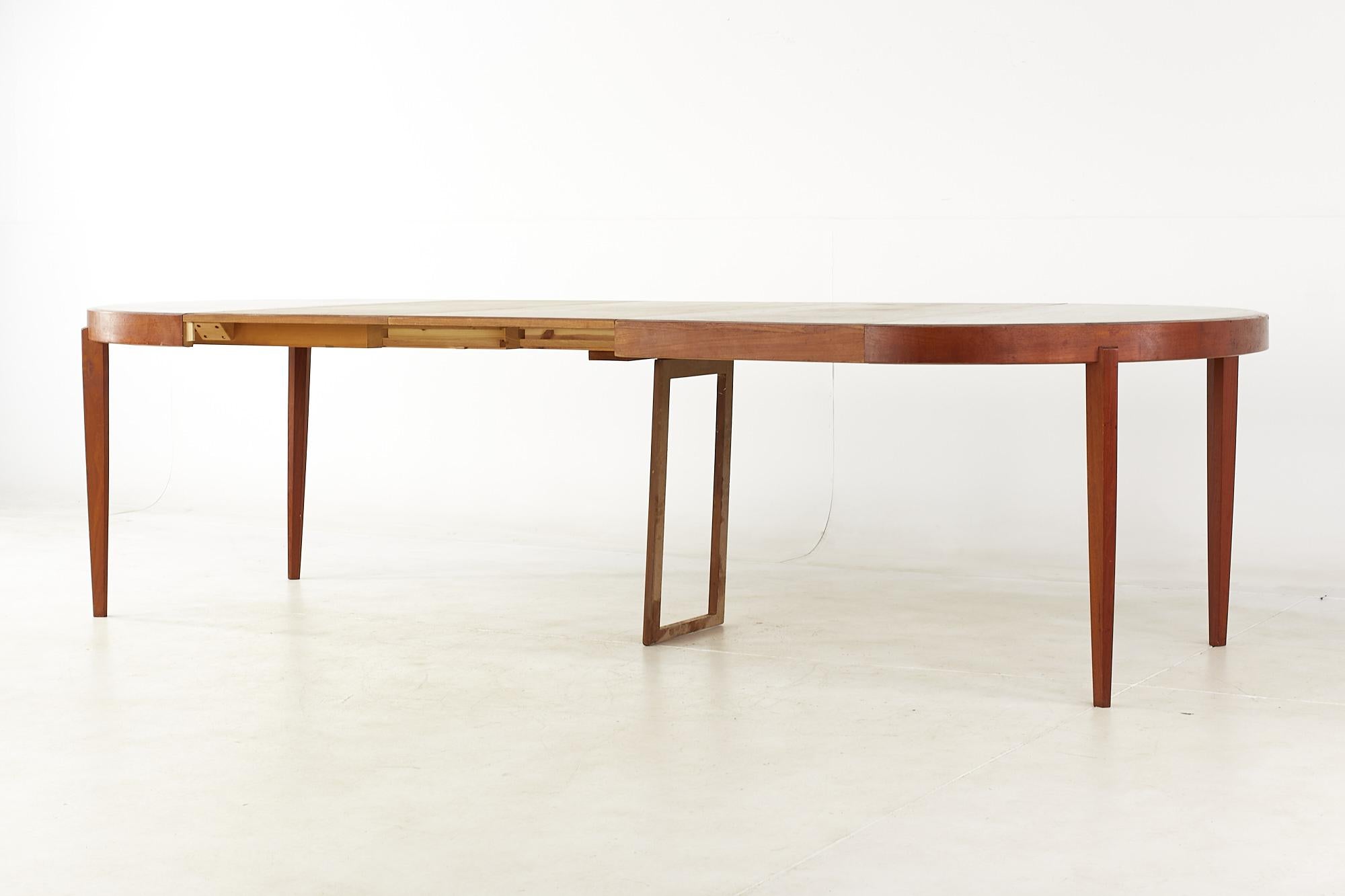 Johannes Andersen Style Mid-Century Teak Expanding Dining Table with 4 Leaves 10