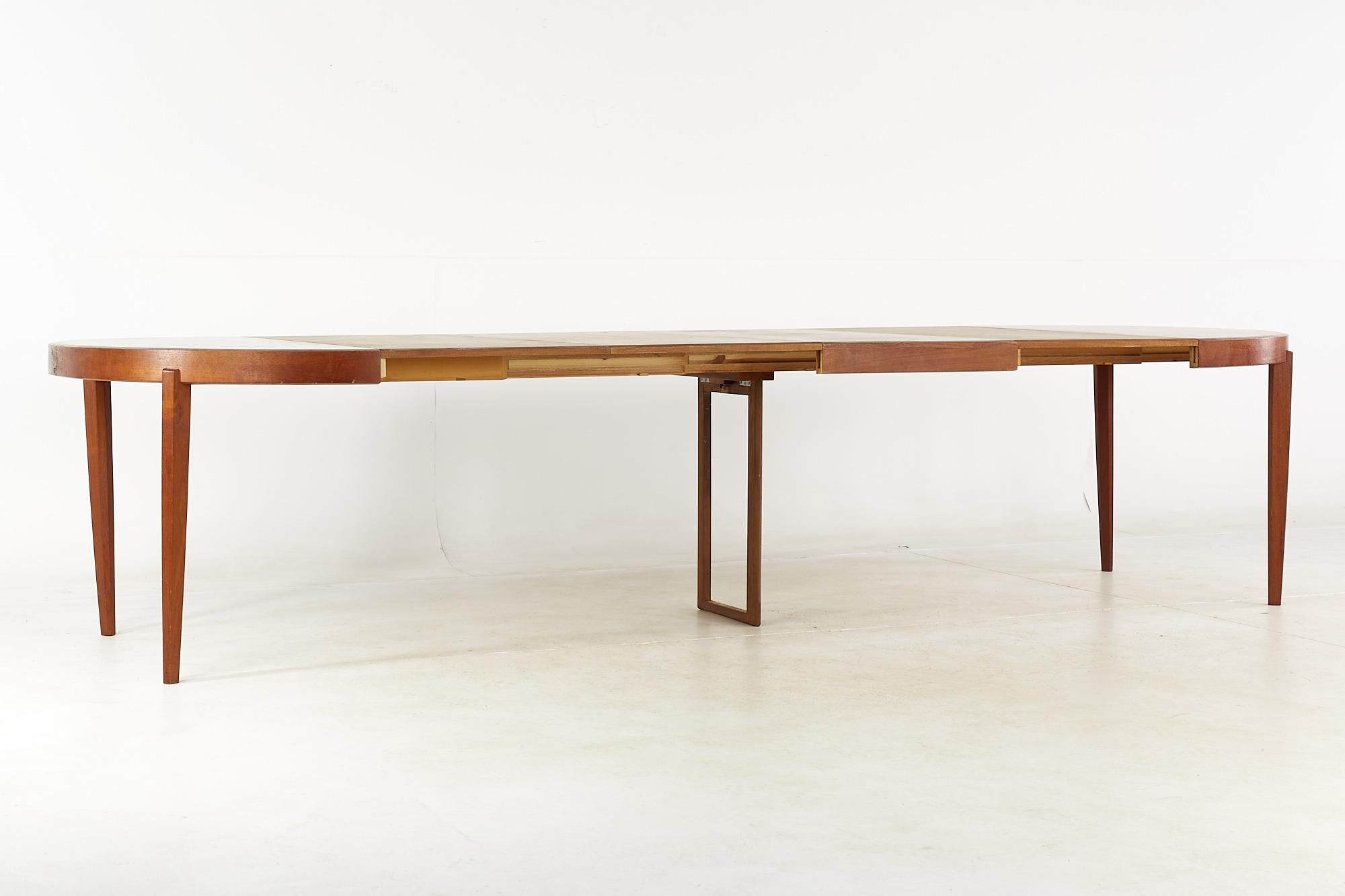 Johannes Andersen Style Mid-Century Teak Expanding Dining Table with 4 Leaves 12