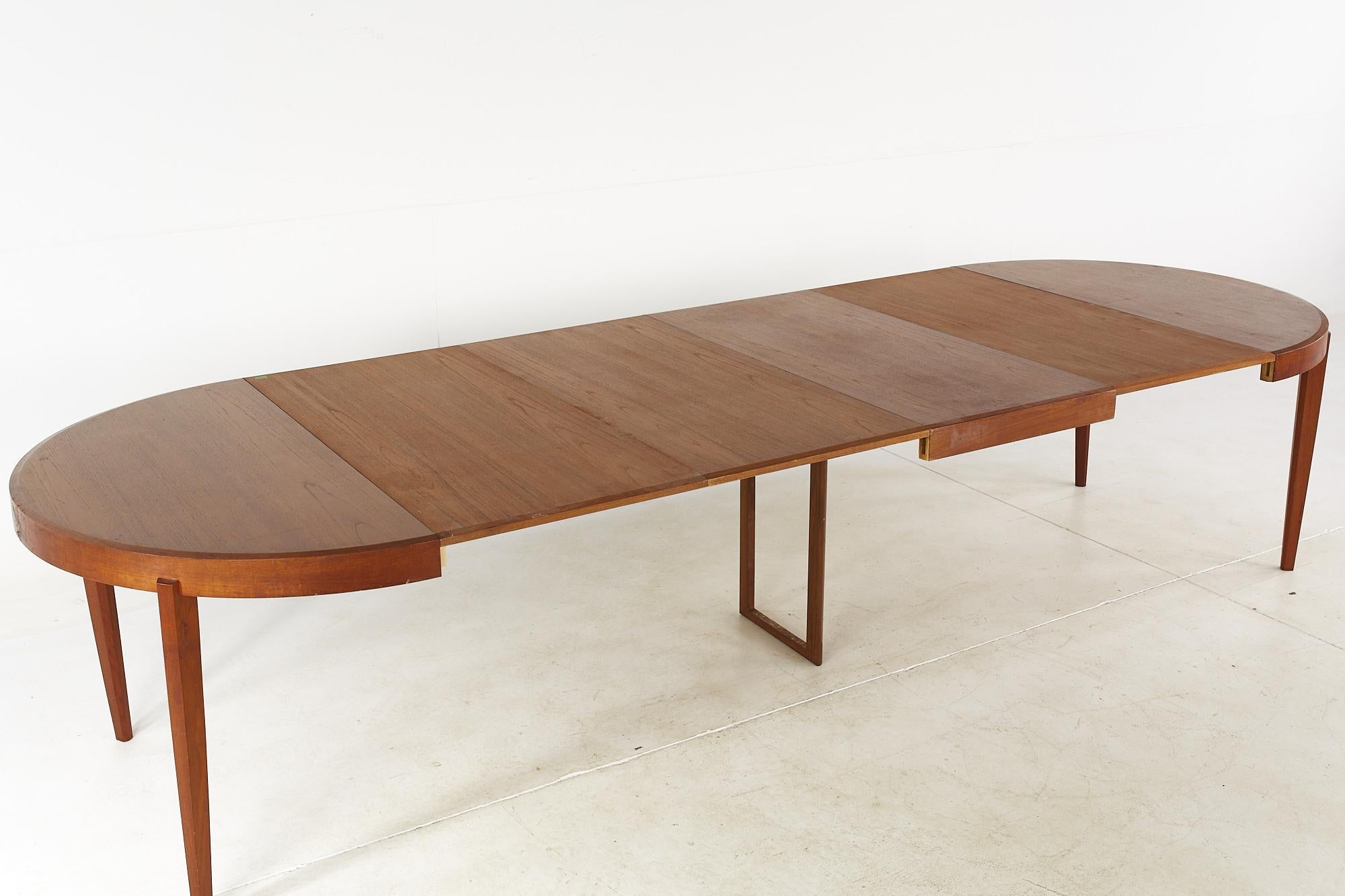 Johannes Andersen Style Mid-Century Teak Expanding Dining Table with 4 Leaves 14