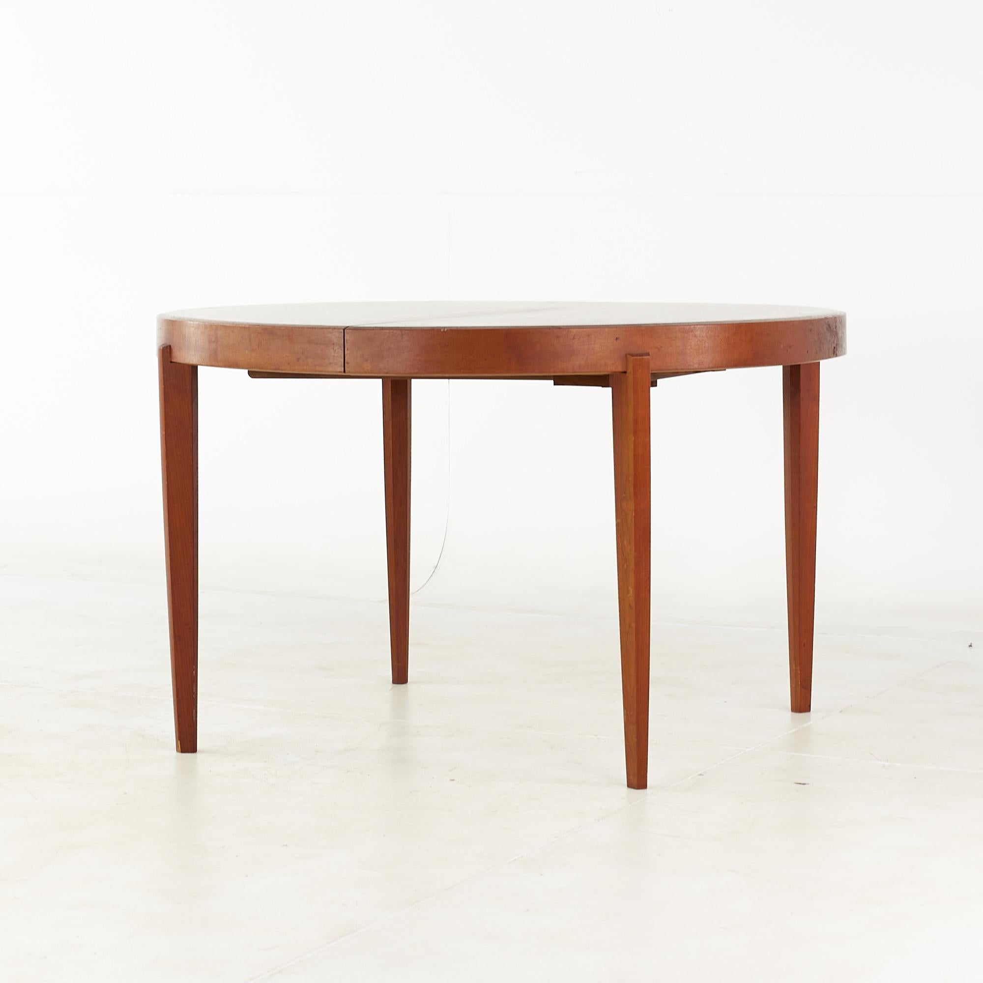 Mid-Century Modern Johannes Andersen Style Mid-Century Teak Expanding Dining Table with 4 Leaves