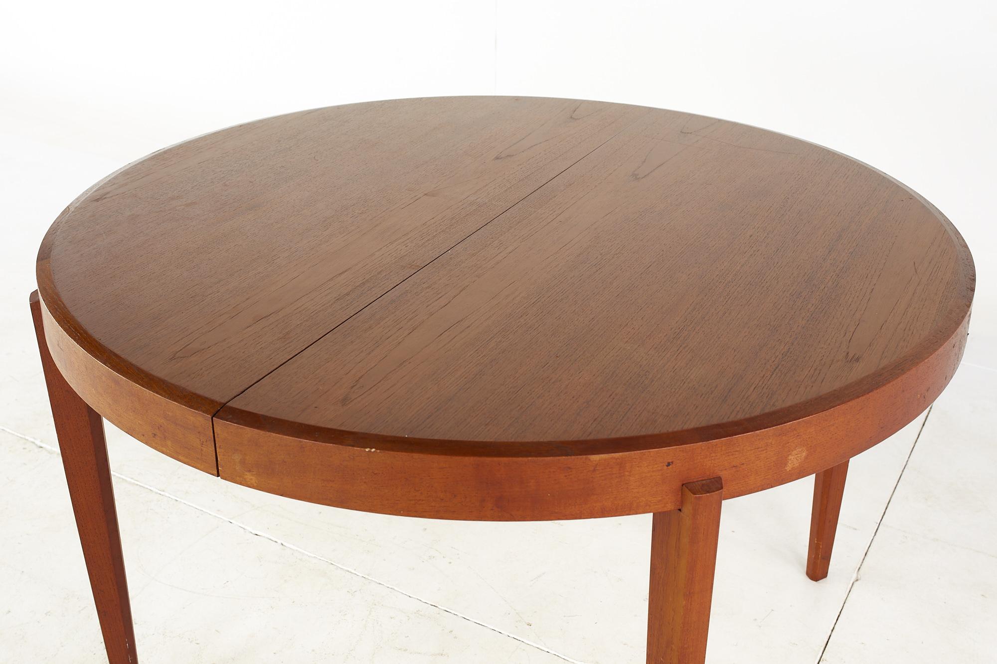 Johannes Andersen Style Mid-Century Teak Expanding Dining Table with 4 Leaves In Good Condition In Countryside, IL