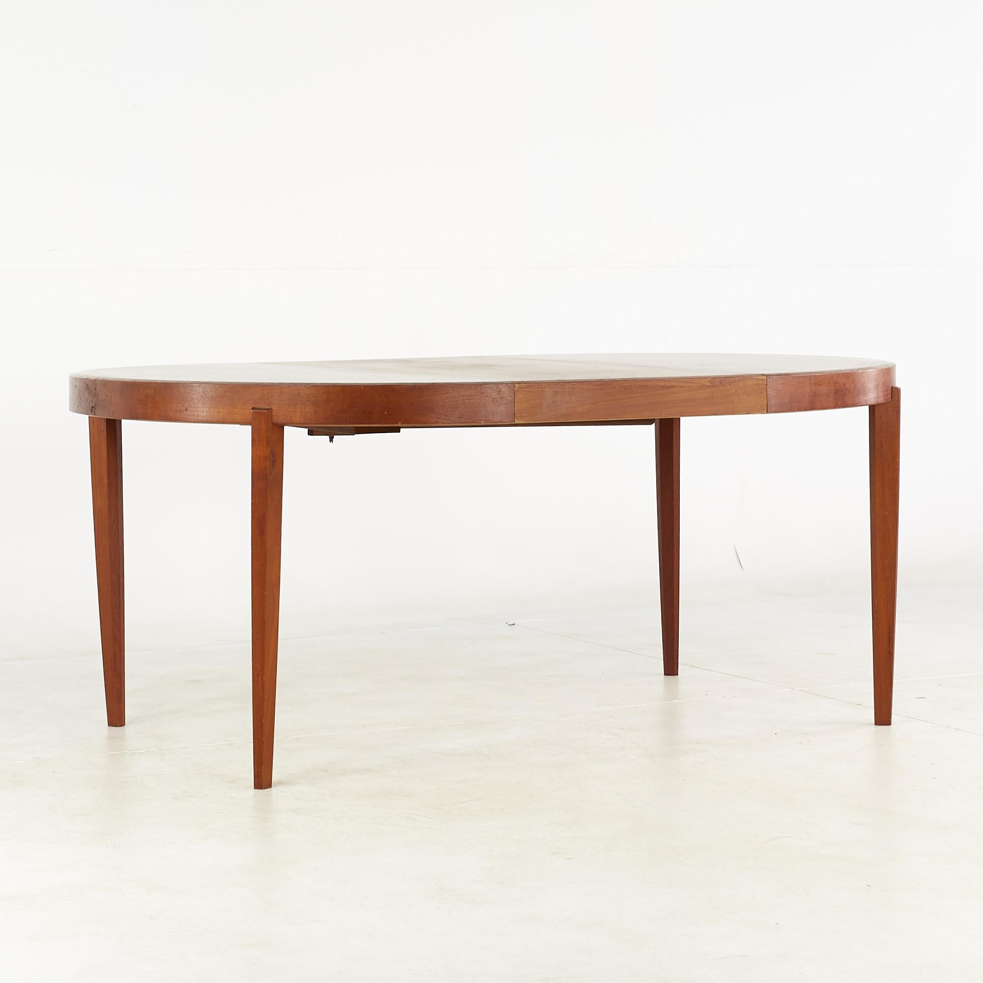 Late 20th Century Johannes Andersen Style Mid-Century Teak Expanding Dining Table with 4 Leaves