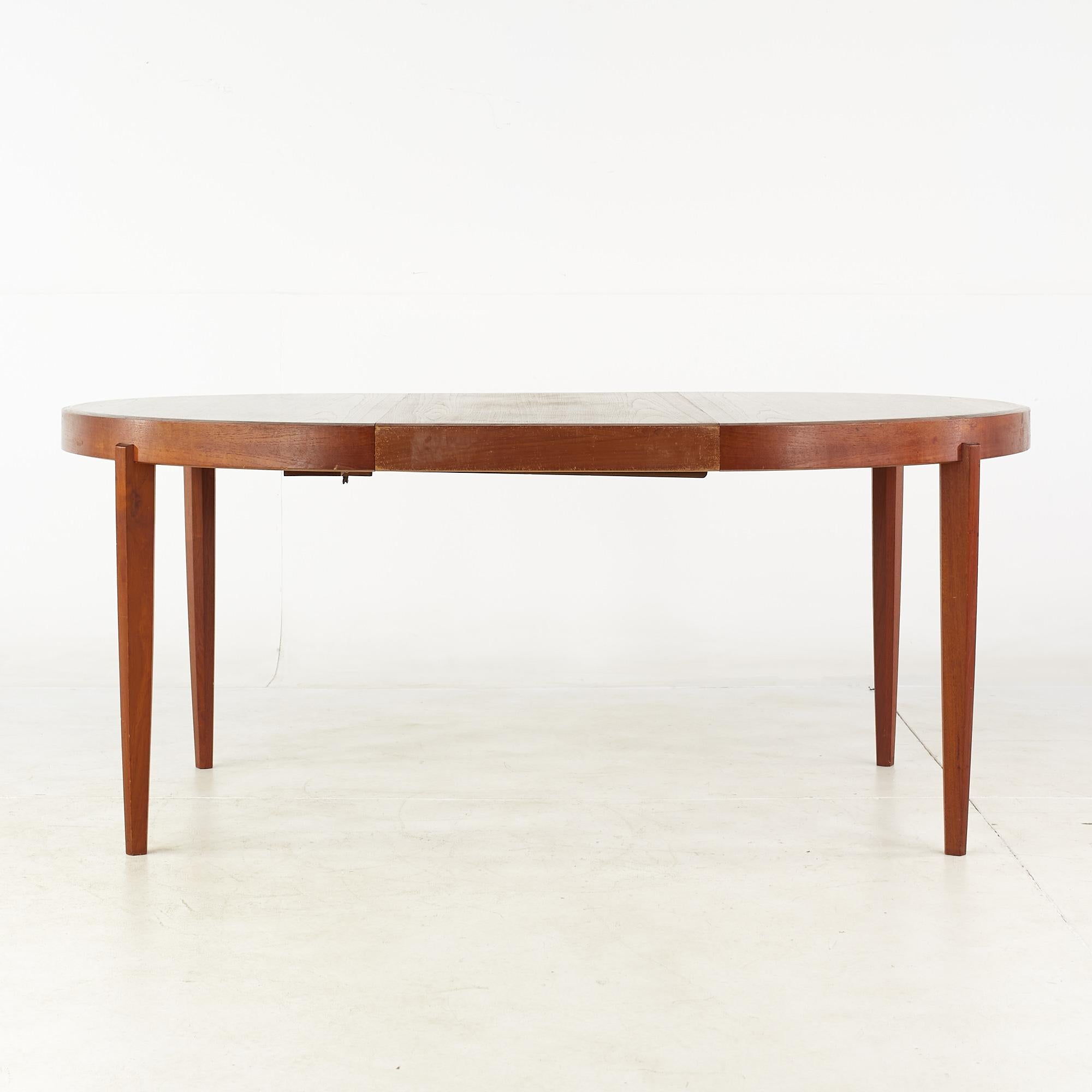 Johannes Andersen Style Mid-Century Teak Expanding Dining Table with 4 Leaves 1