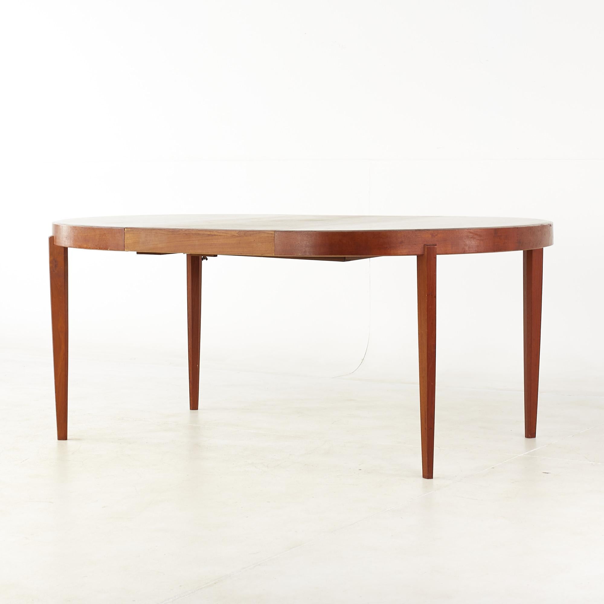 Johannes Andersen Style Mid-Century Teak Expanding Dining Table with 4 Leaves 2
