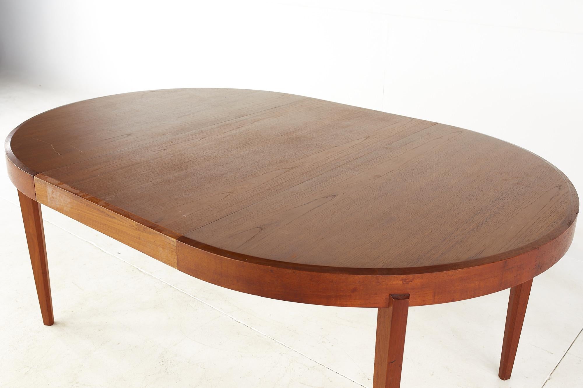 Johannes Andersen Style Mid-Century Teak Expanding Dining Table with 4 Leaves 3
