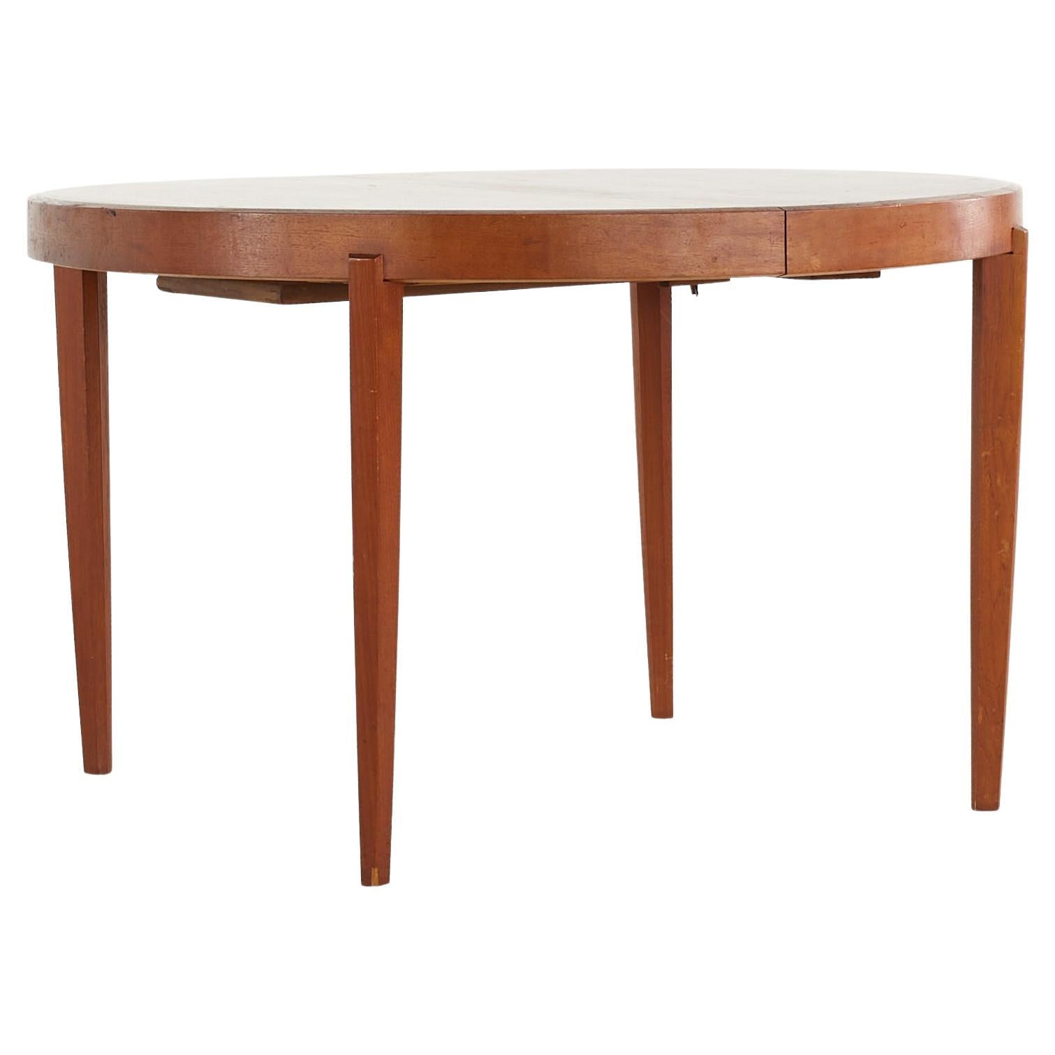 Johannes Andersen Style Mid-Century Teak Expanding Dining Table with 4 Leaves