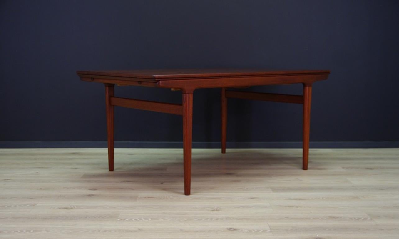 Classic table from the 1960s-1970s, Scandinavian design, a Minimalist form designed by the leading Danish designer Johannes Andersen, made in Uldum Møbelfabrik. Table finished with teak veneer, legs made of teak wood. Preserved in good condition