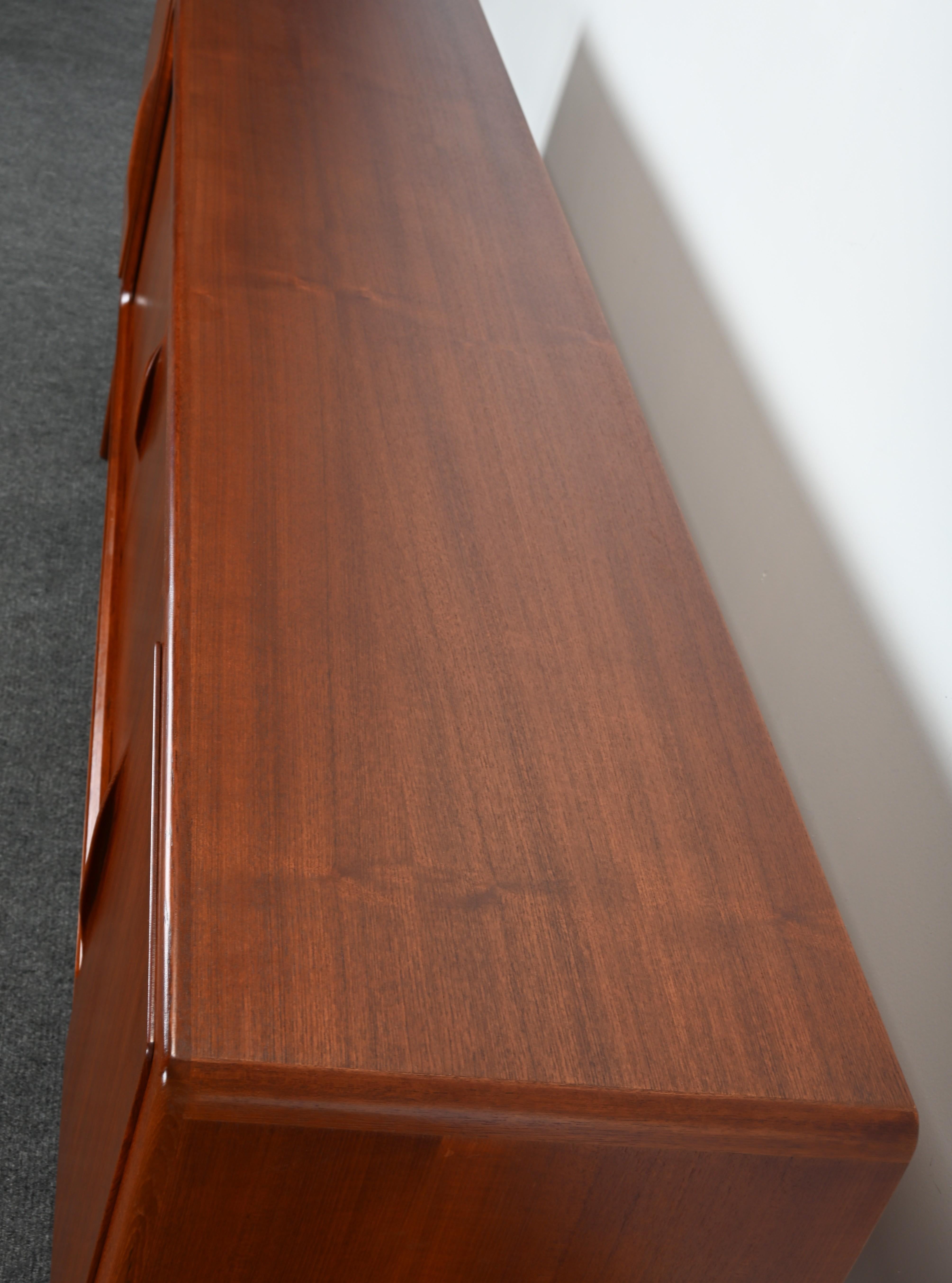 Credenza de teca Johannes Andersen, años 50 en venta 8