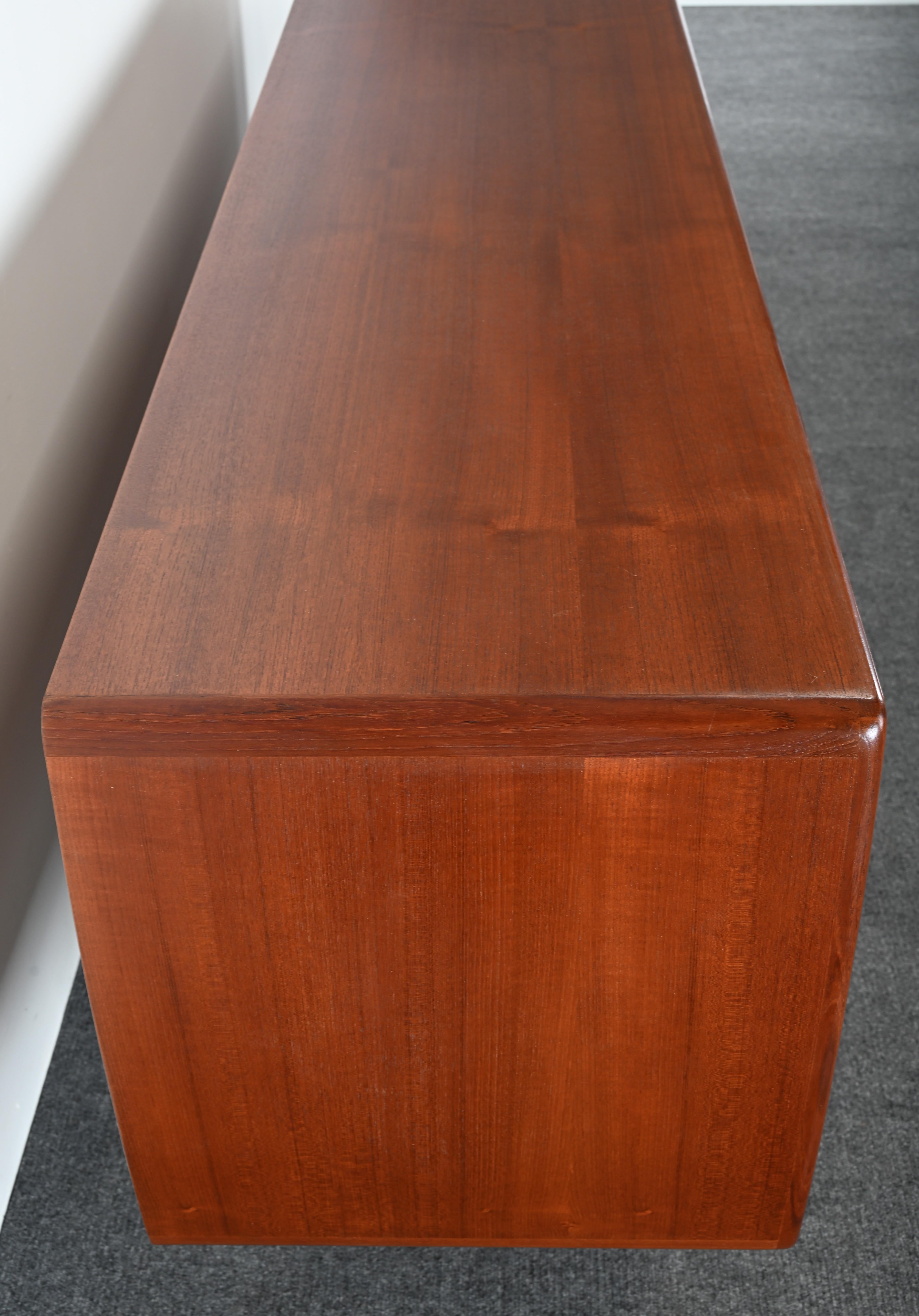 Credenza de teca Johannes Andersen, años 50 en venta 11
