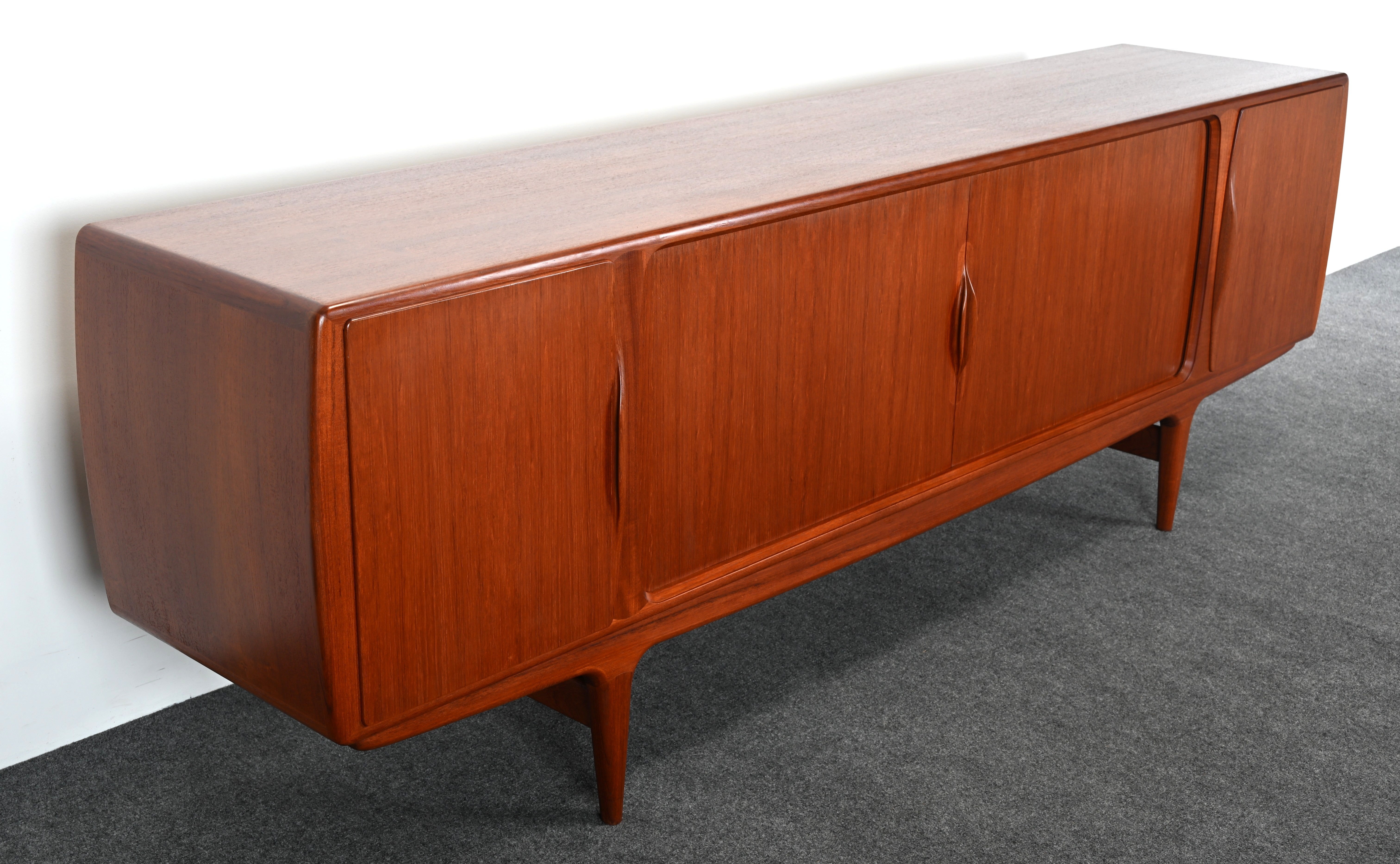 Credenza de teca Johannes Andersen, años 50 Escandinavo moderno en venta