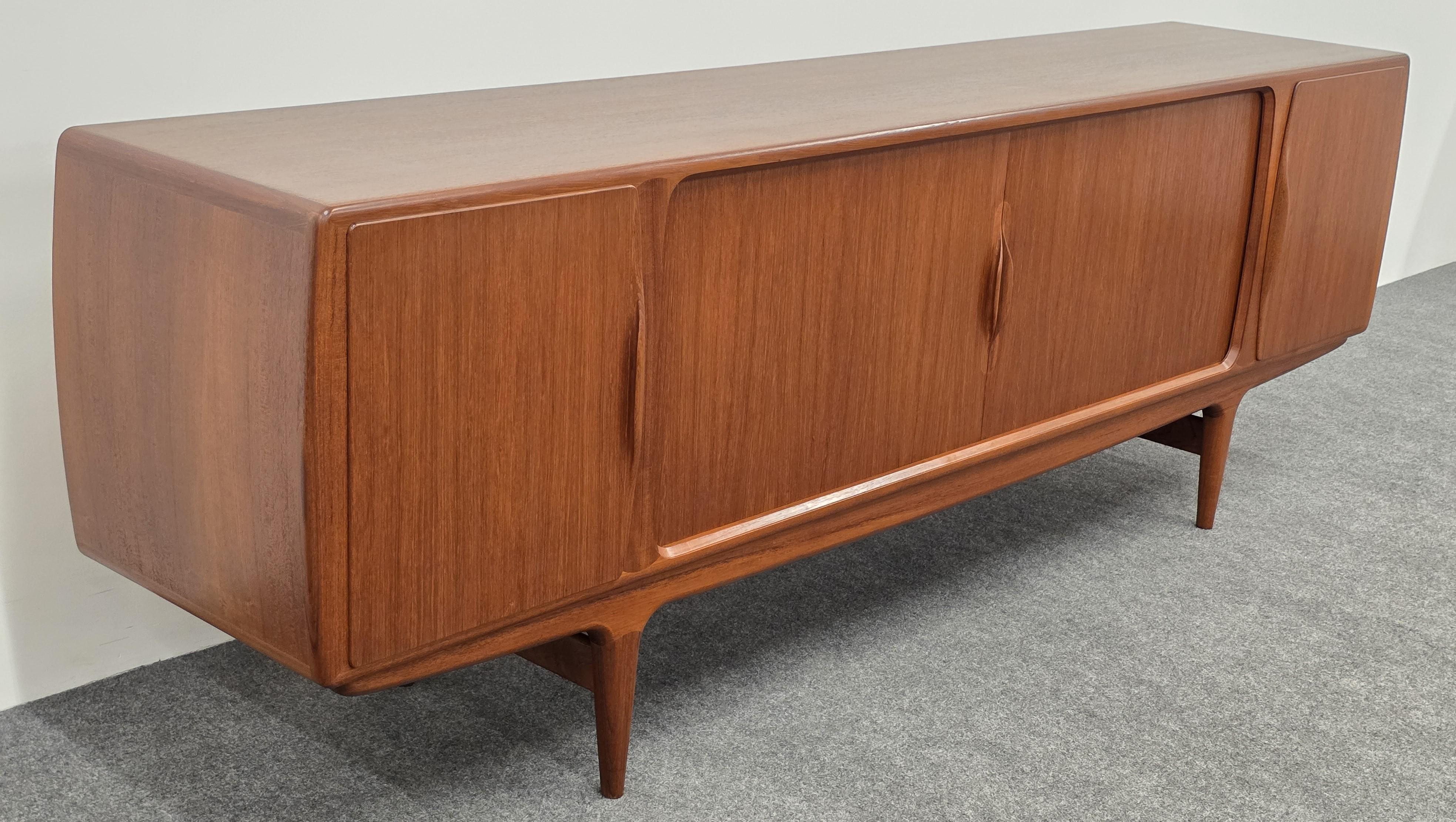 Credenza de teca Johannes Andersen, años 50 en Bueno estado para la venta en Hamburg, PA