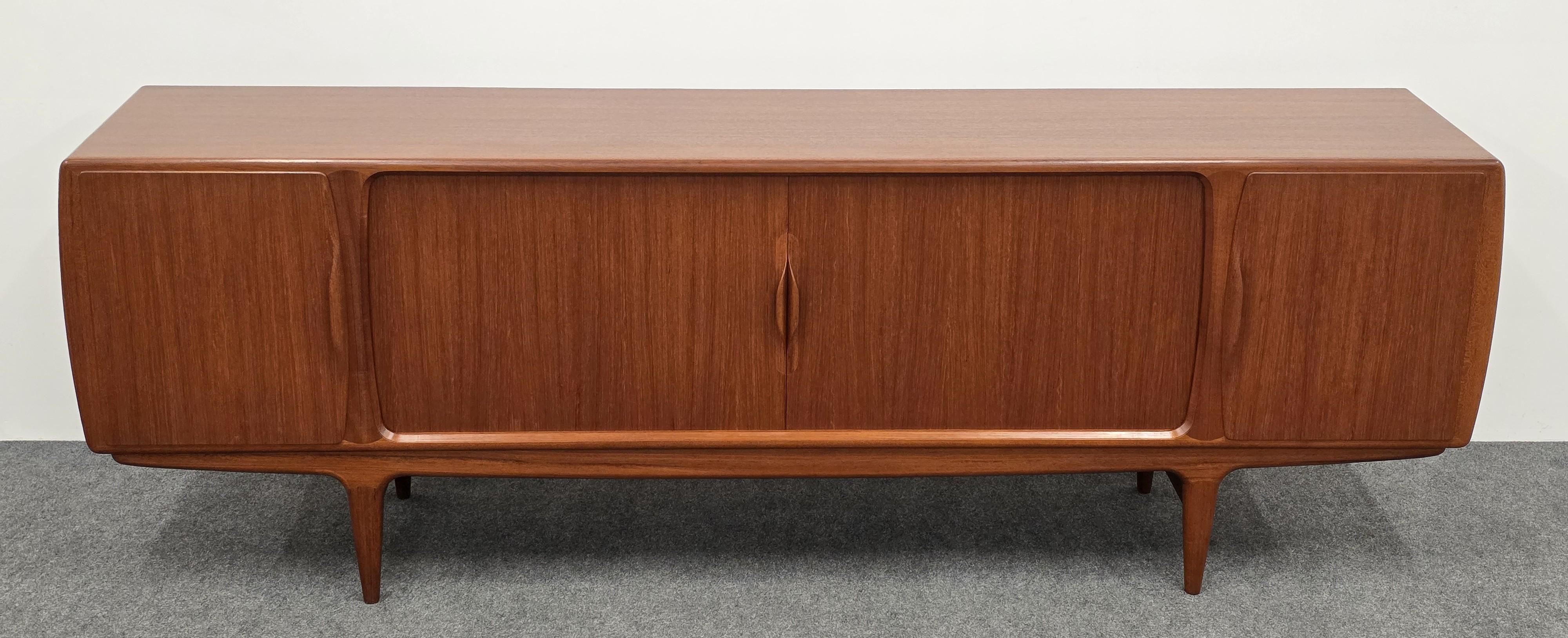 Credenza de teca Johannes Andersen, años 50 en venta 1