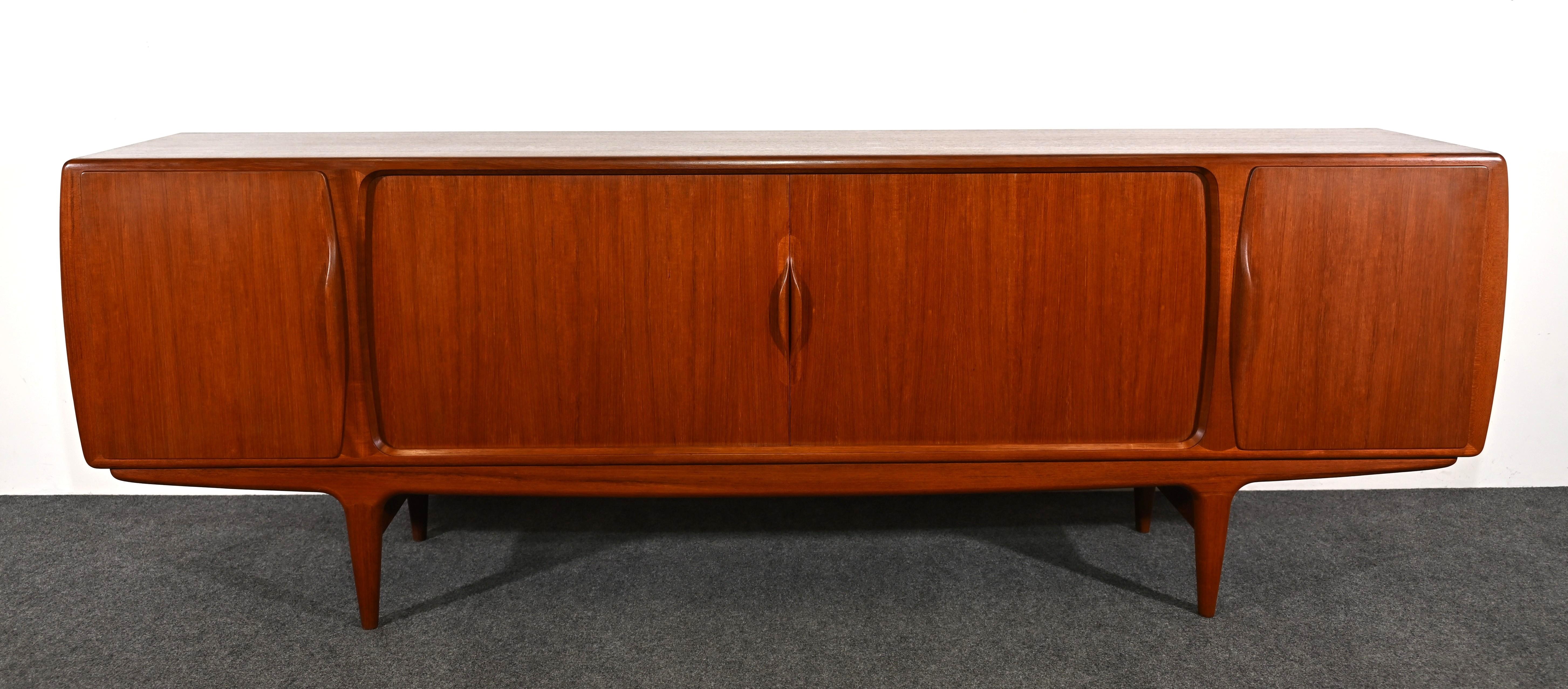 Credenza de teca Johannes Andersen, años 50 en venta 2