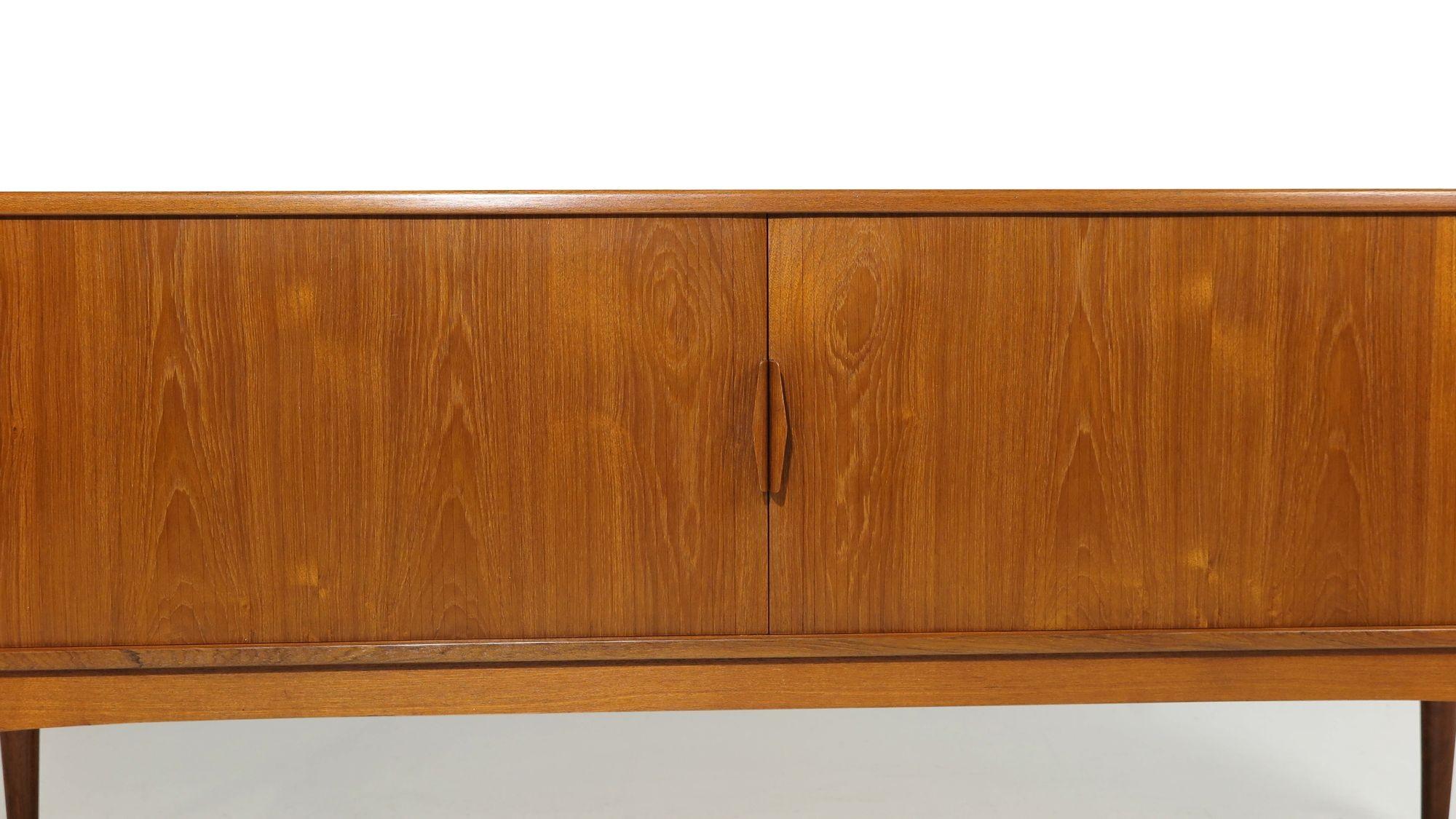 Scandinavo moderno Credenza in teak di Johannes Andersen con elementi scolpiti in vendita