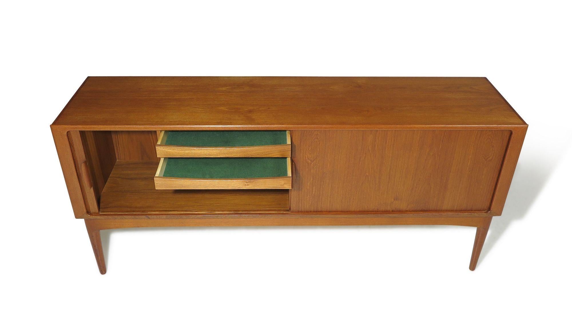 Danese Credenza in teak di Johannes Andersen con elementi scolpiti in vendita