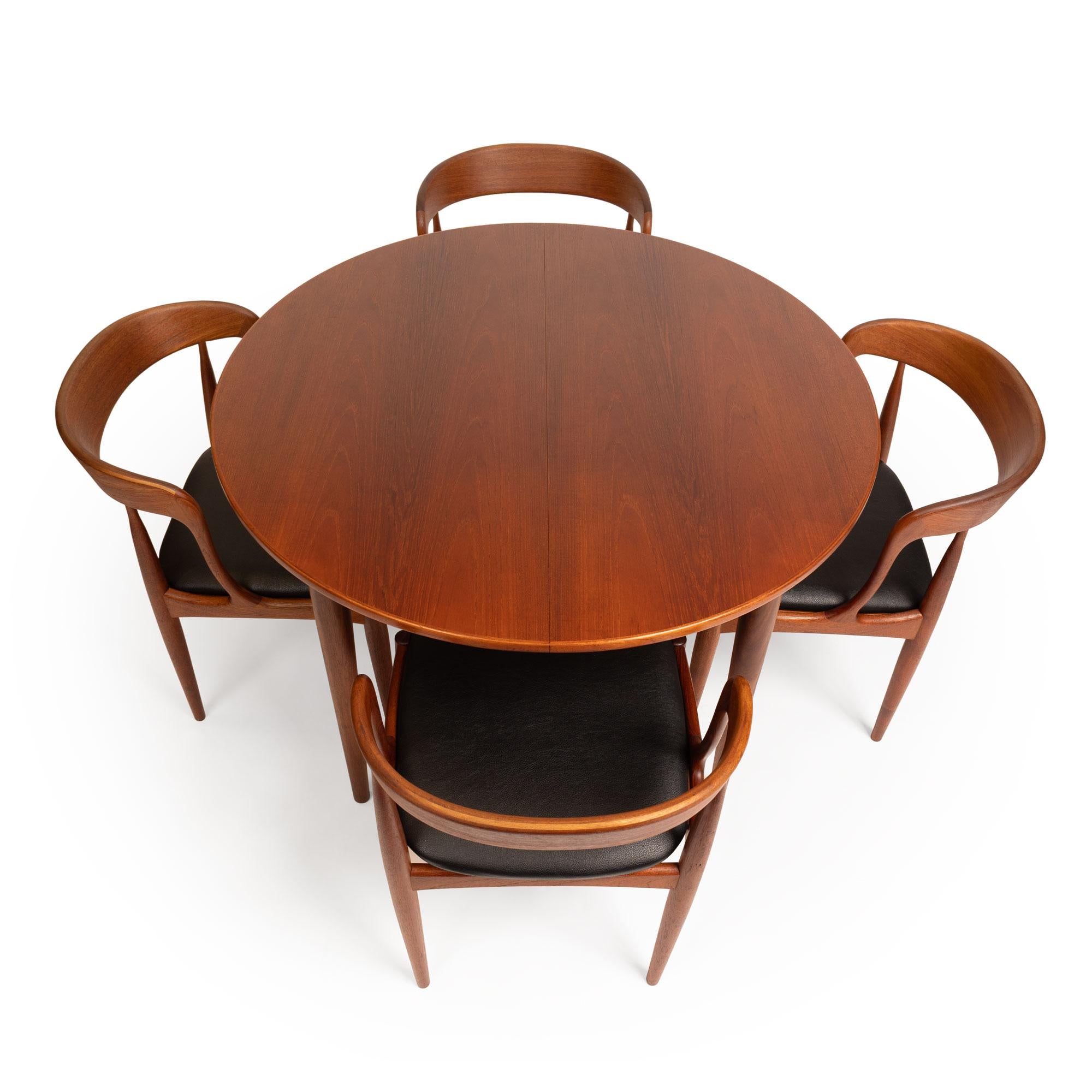Johannes Andersen, ein dänischer Möbeldesigner, ist bekannt für seine einflussreichen Beiträge zum skandinavischen Design der Jahrhundertmitte. Der in Aarhus geborene Künstler begann seine Karriere in den 1920er Jahren als Tischlerlehrling und