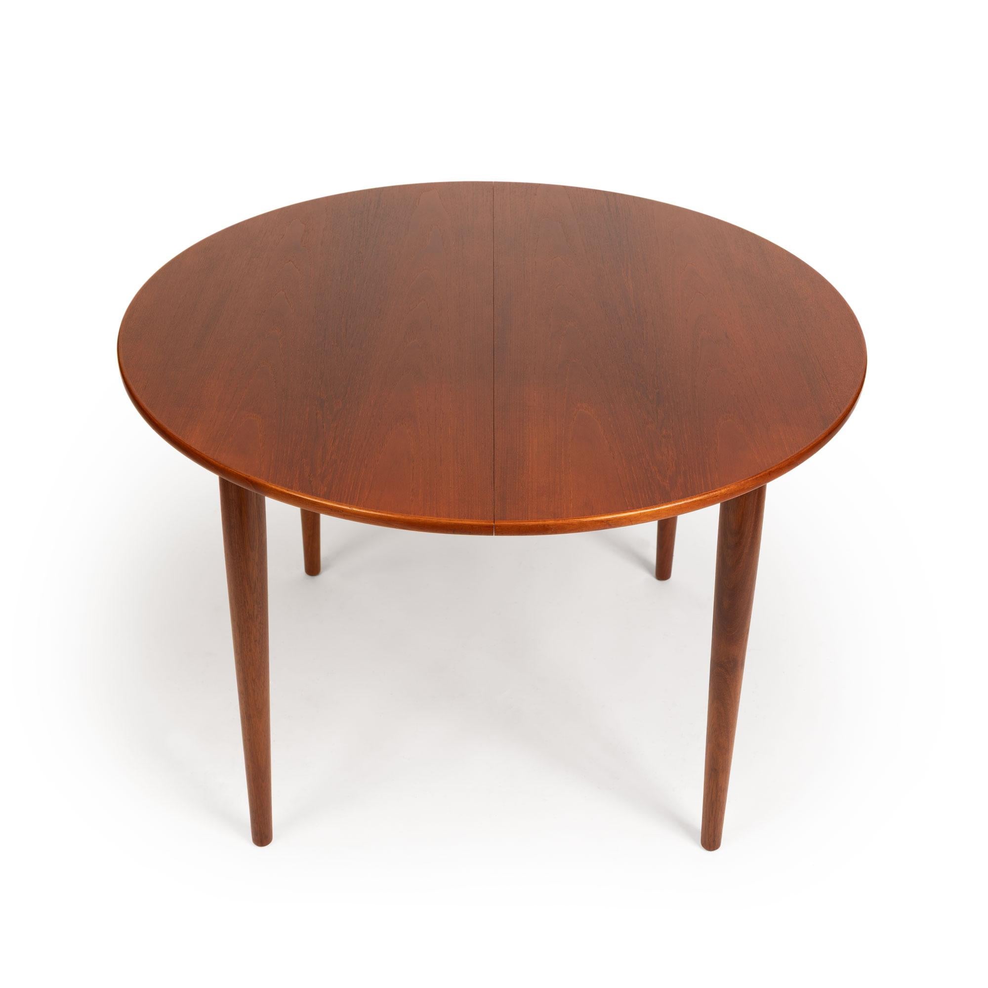 Johannes Andersen Teak-Esstisch &  Model No. 16 Esszimmerstühle, 1960er Jahre (Kunstleder) im Angebot