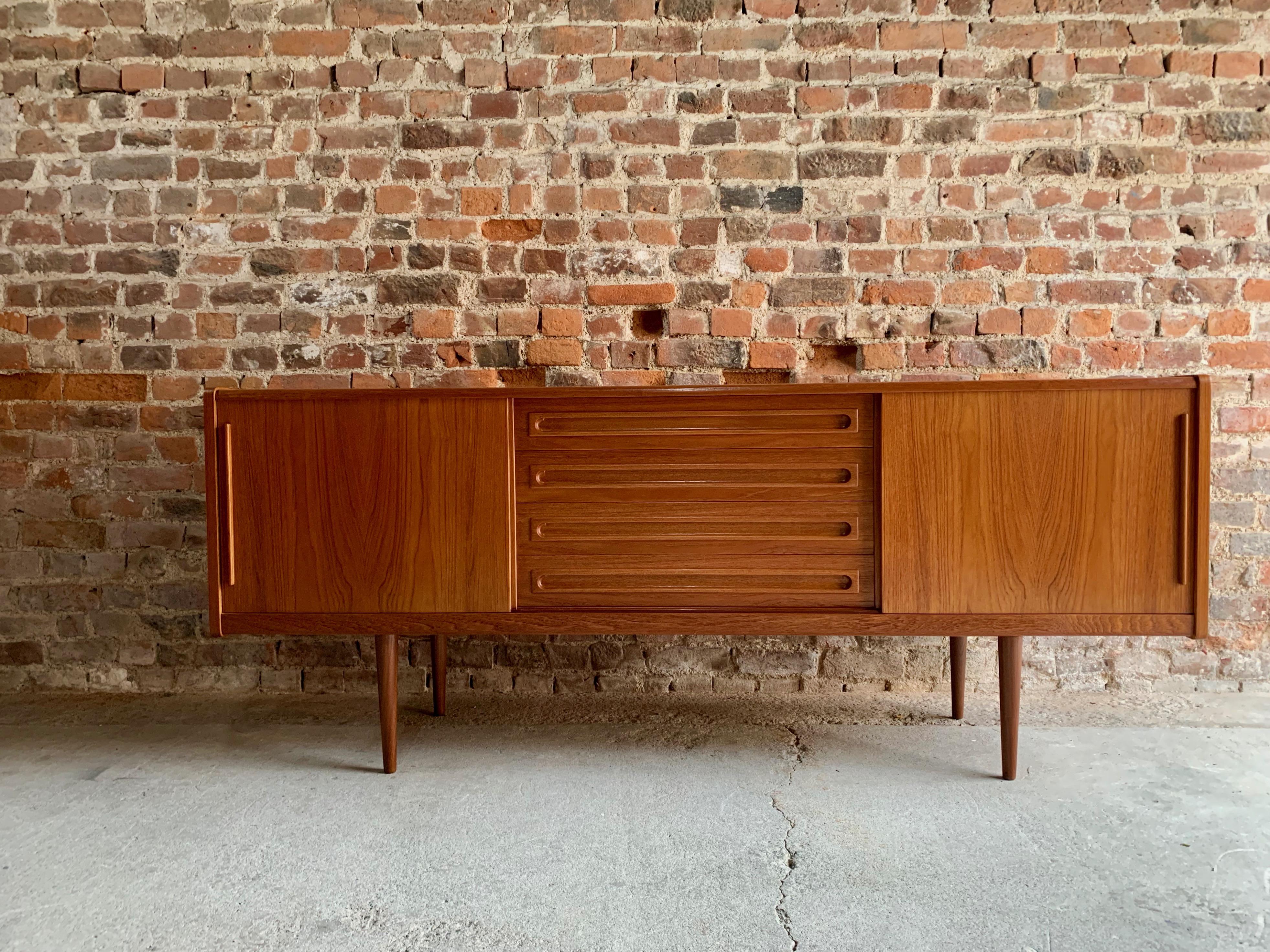 
Johannes Andersen Teak Sideboard Credenza midcentury Danish for Silkeborg Mobelfabrik, circa 1970

Magnificent midcentury Danish Modern Johannes Andersen for Silkeborg, Mobelfabrik, blonde Teak sideboard circa 1970, the rectangular top over four