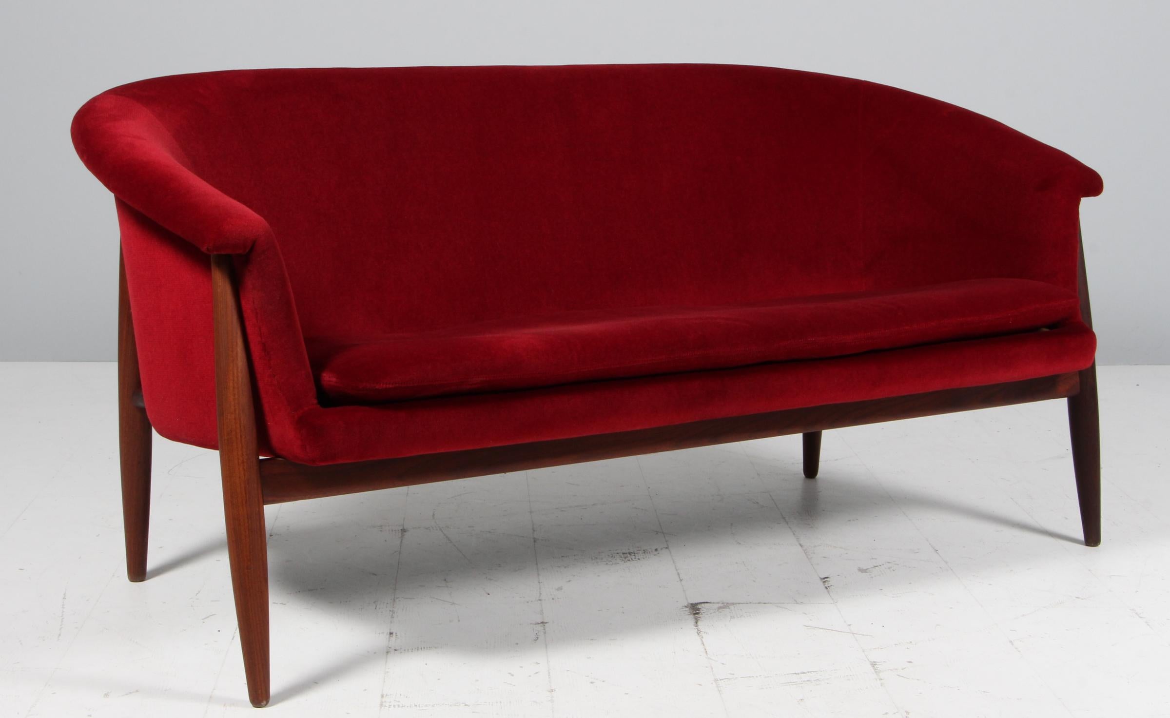 Divano a due posti di Johannes Andersen con struttura in teak.

Rivestito in velluto rosso intenso.

Realizzato da Trensum.