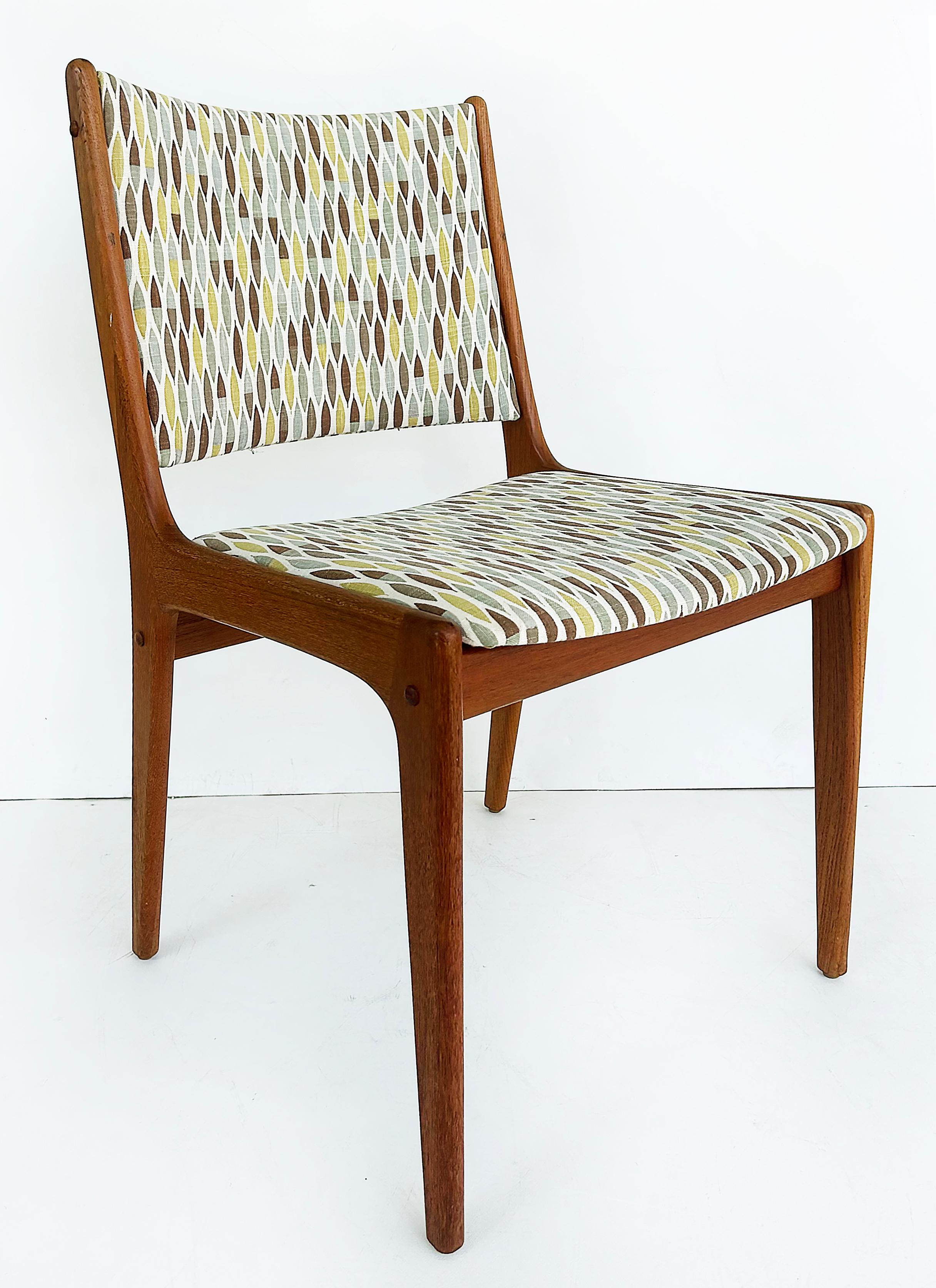 Sedie da pranzo in teak Uldum Møbelfabrik di Johannes Andersen, set di 4 sedie con rivestimento nuovo in vendita 3