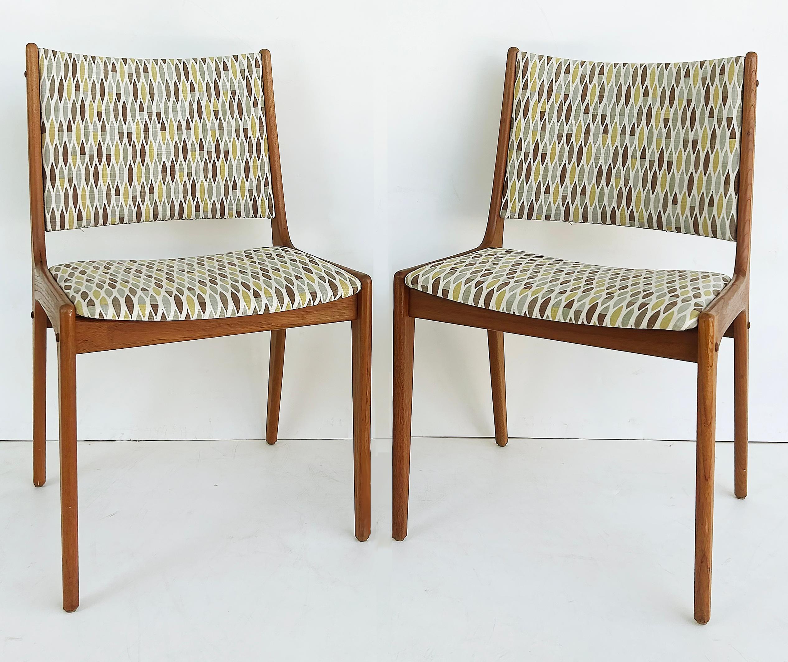 Scandinavo moderno Sedie da pranzo in teak Uldum Møbelfabrik di Johannes Andersen, set di 4 sedie con rivestimento nuovo in vendita