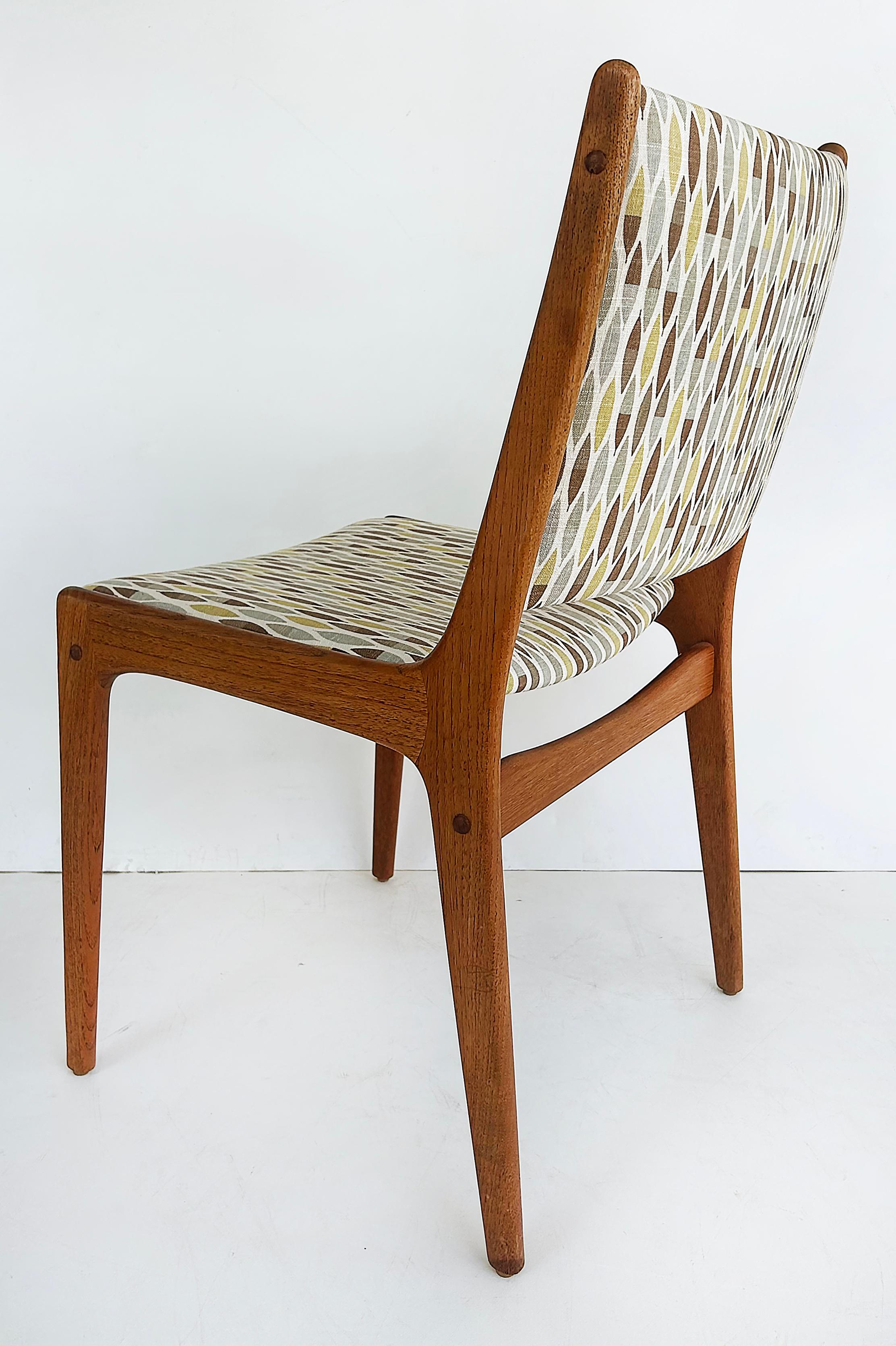 Tessuto Sedie da pranzo in teak Uldum Møbelfabrik di Johannes Andersen, set di 4 sedie con rivestimento nuovo in vendita