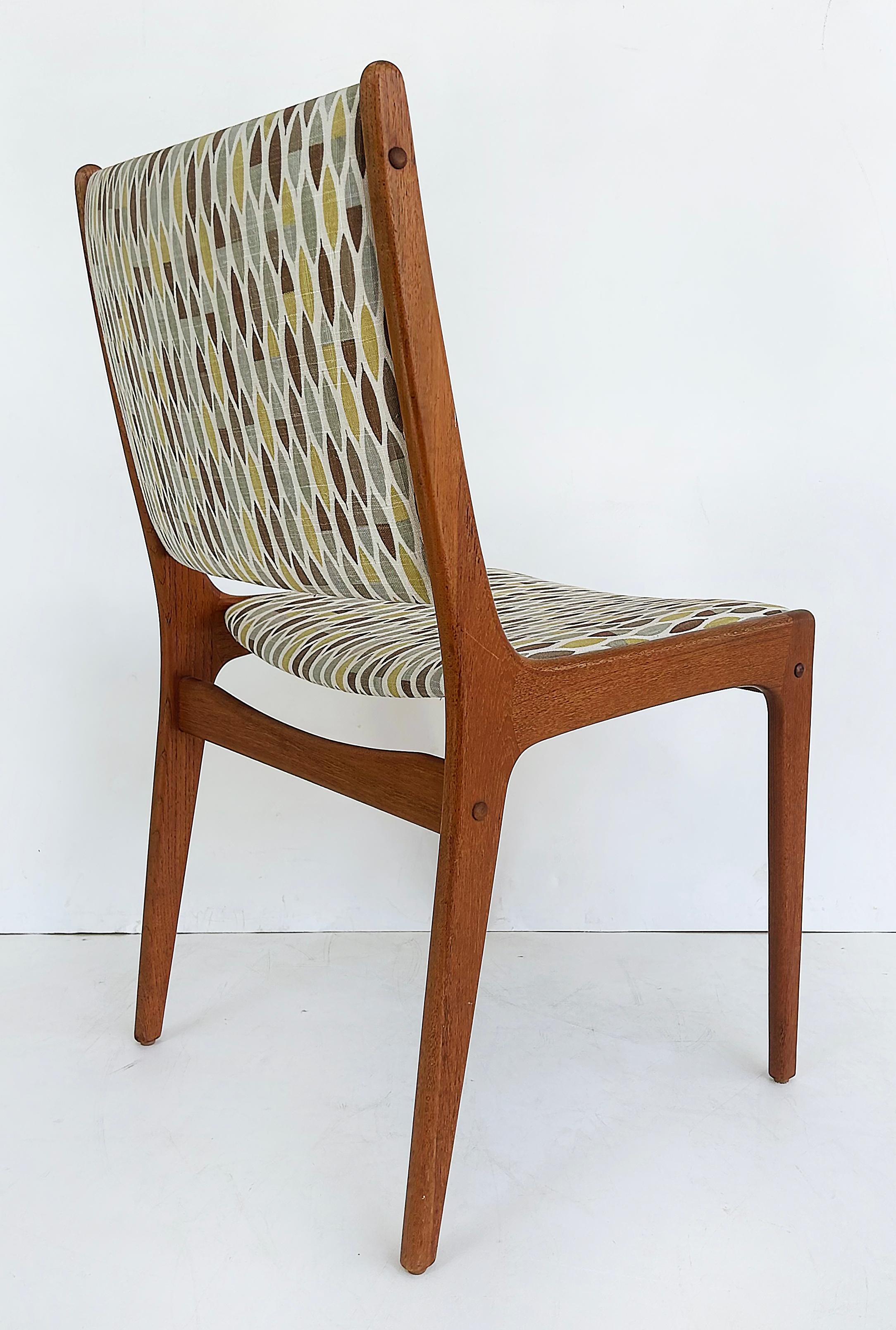 Sedie da pranzo in teak Uldum Møbelfabrik di Johannes Andersen, set di 4 sedie con rivestimento nuovo in vendita 1