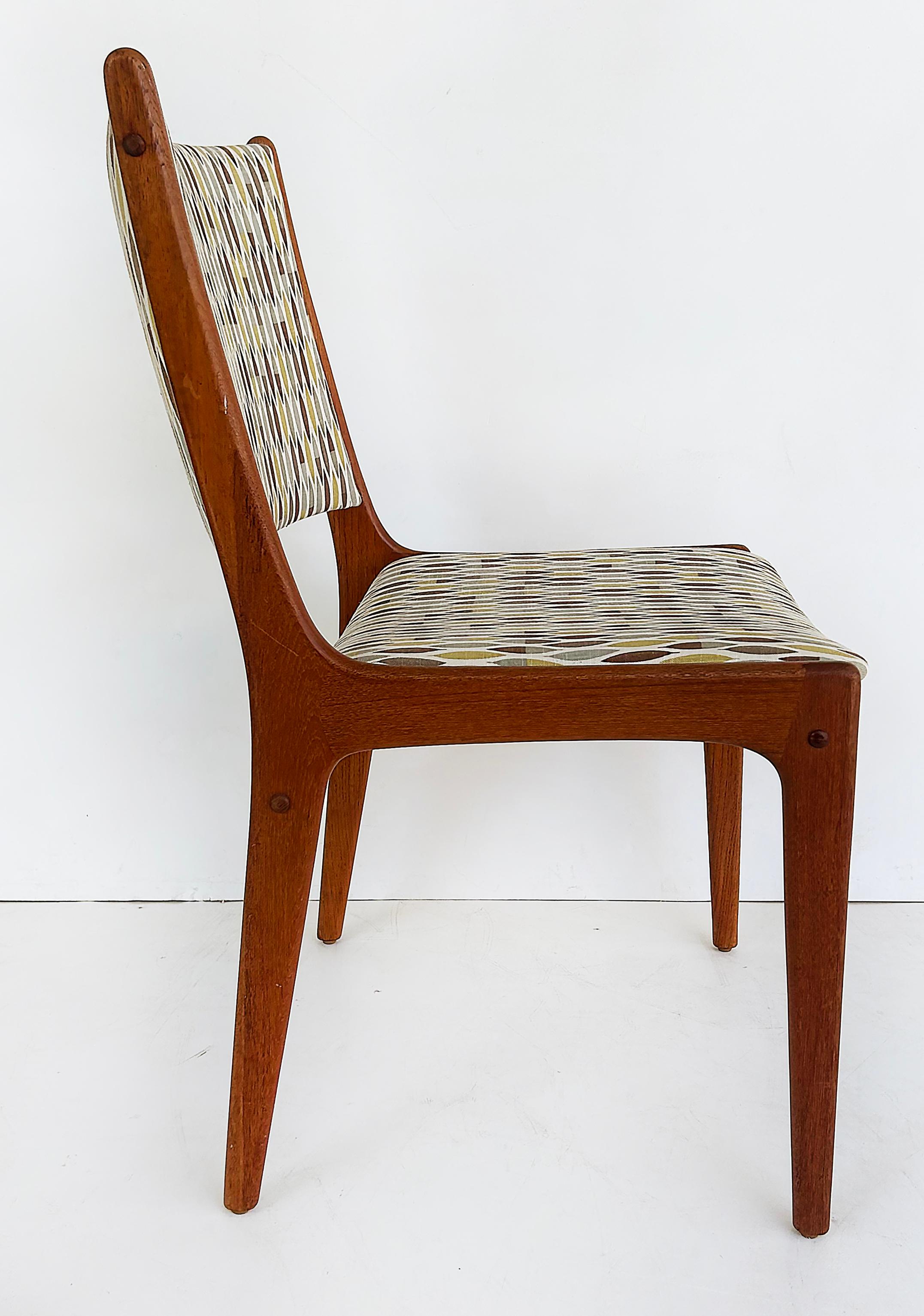Sedie da pranzo in teak Uldum Møbelfabrik di Johannes Andersen, set di 4 sedie con rivestimento nuovo in vendita 2