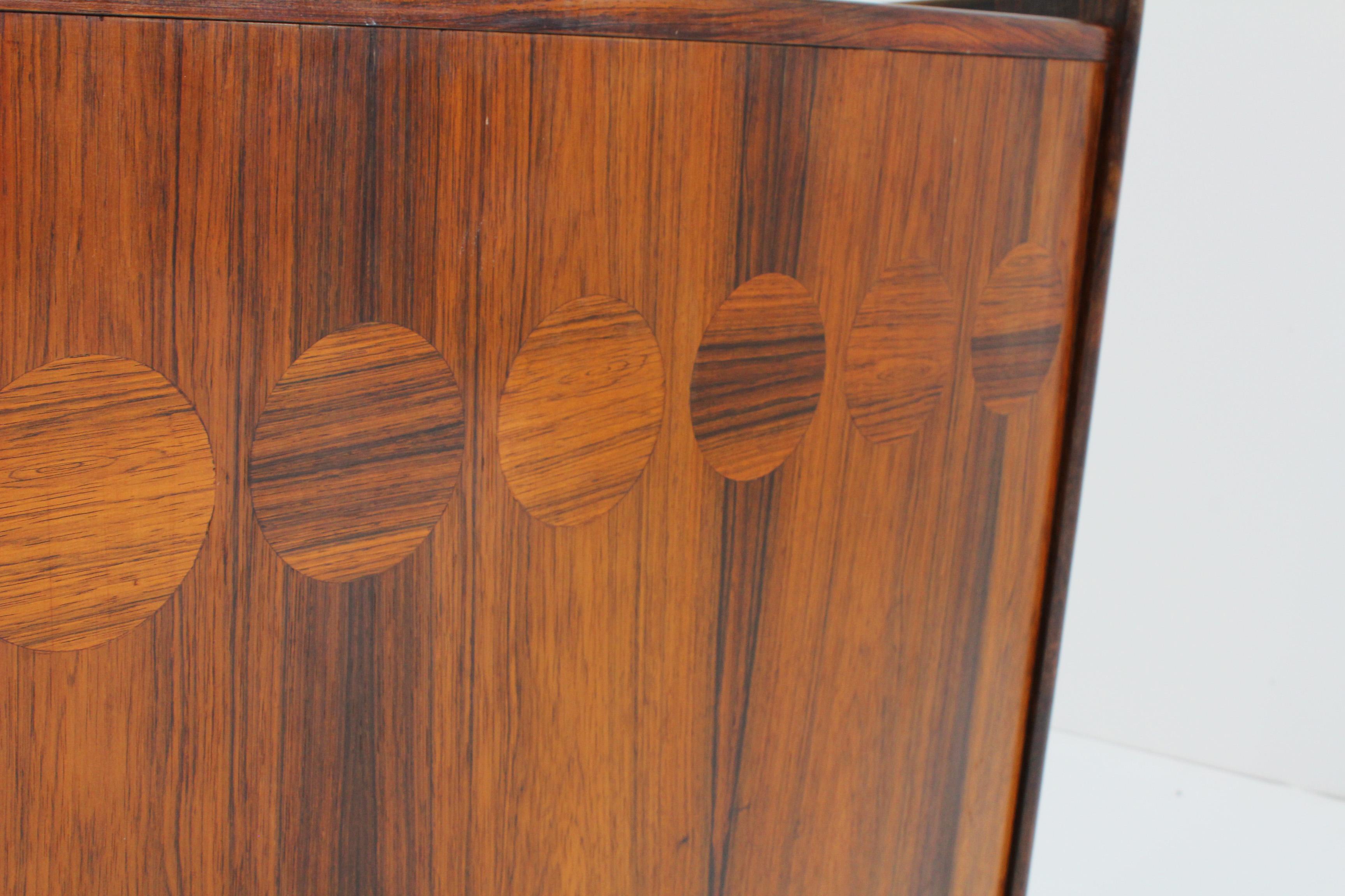 Vieux meuble de bar en placage de bois de rose. Conçu par Johannes Andersen pour Skaaning & Søn, modèle SK 661. Fabriqué au Danemark dans les années 1960. Une belle pièce d'artisanat. Bar très décoratif excecuté en bois de rose. 

Vos invités