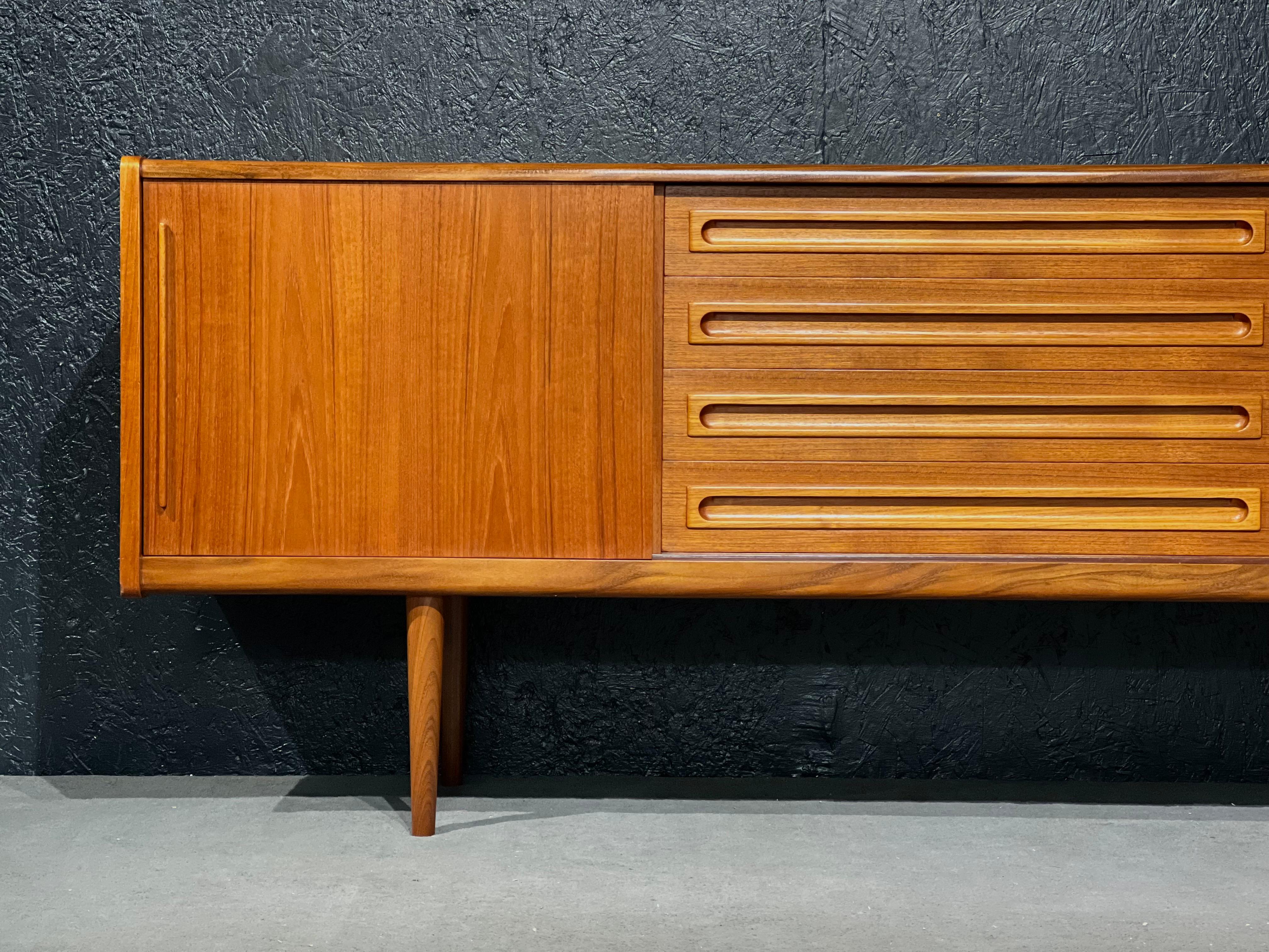 Mid-Century Modern Buffet en teck Johannes Anderson en vente