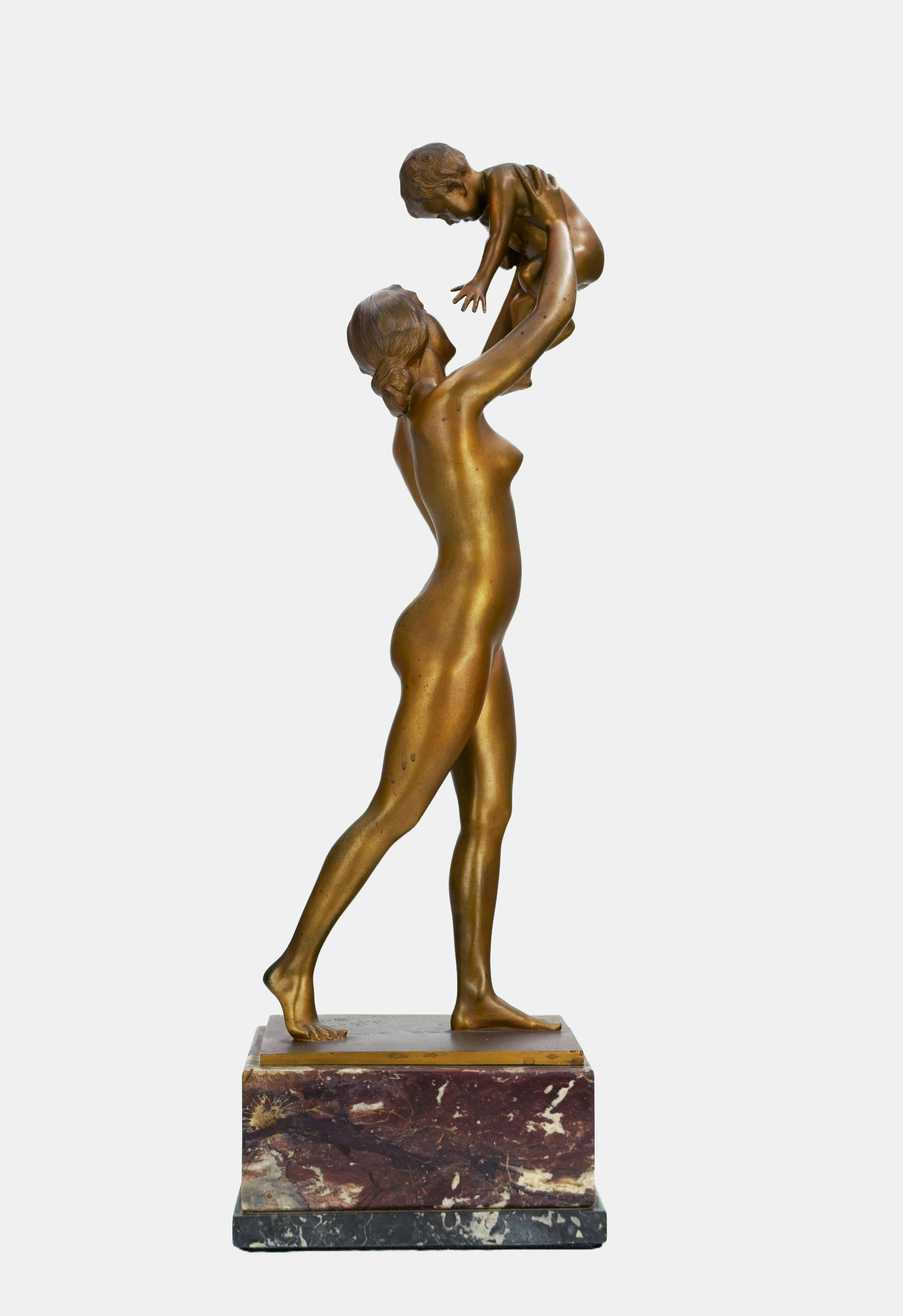 Johannes Boese (1856 Ostrog - 1917 Berlín), Mutterglück, um 1910. Bronce patinado dorado sobre una lámina rechoncha dorada, montado sobre un martillo doble (9,5 cm de altura), altura total 61 cm, tamaño del bronce: 50,5 cm (altura) x 18 cm