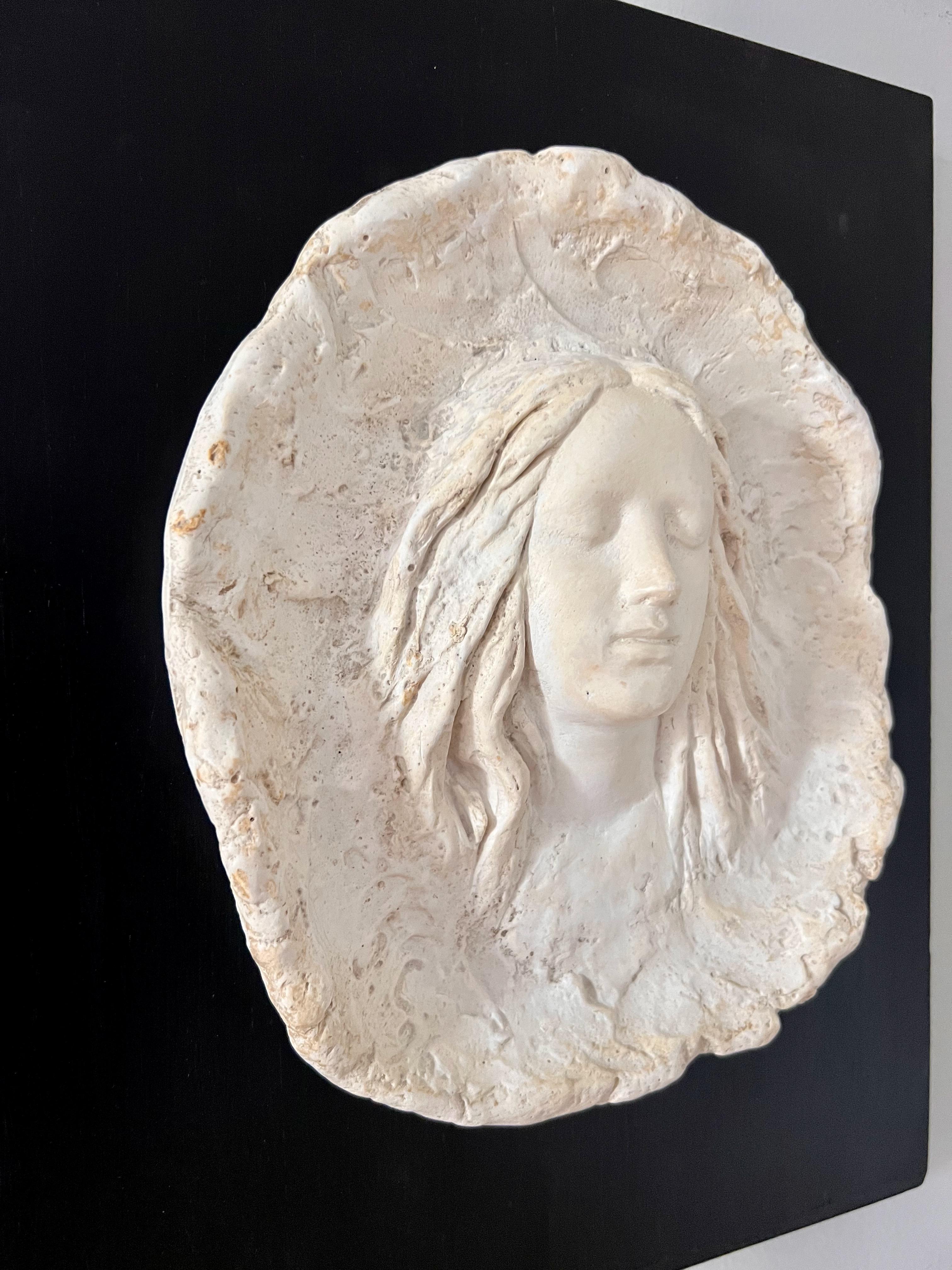 Un rilievo Art Nouveau a parete dello scultore svedese Johannes Collin, firmato 