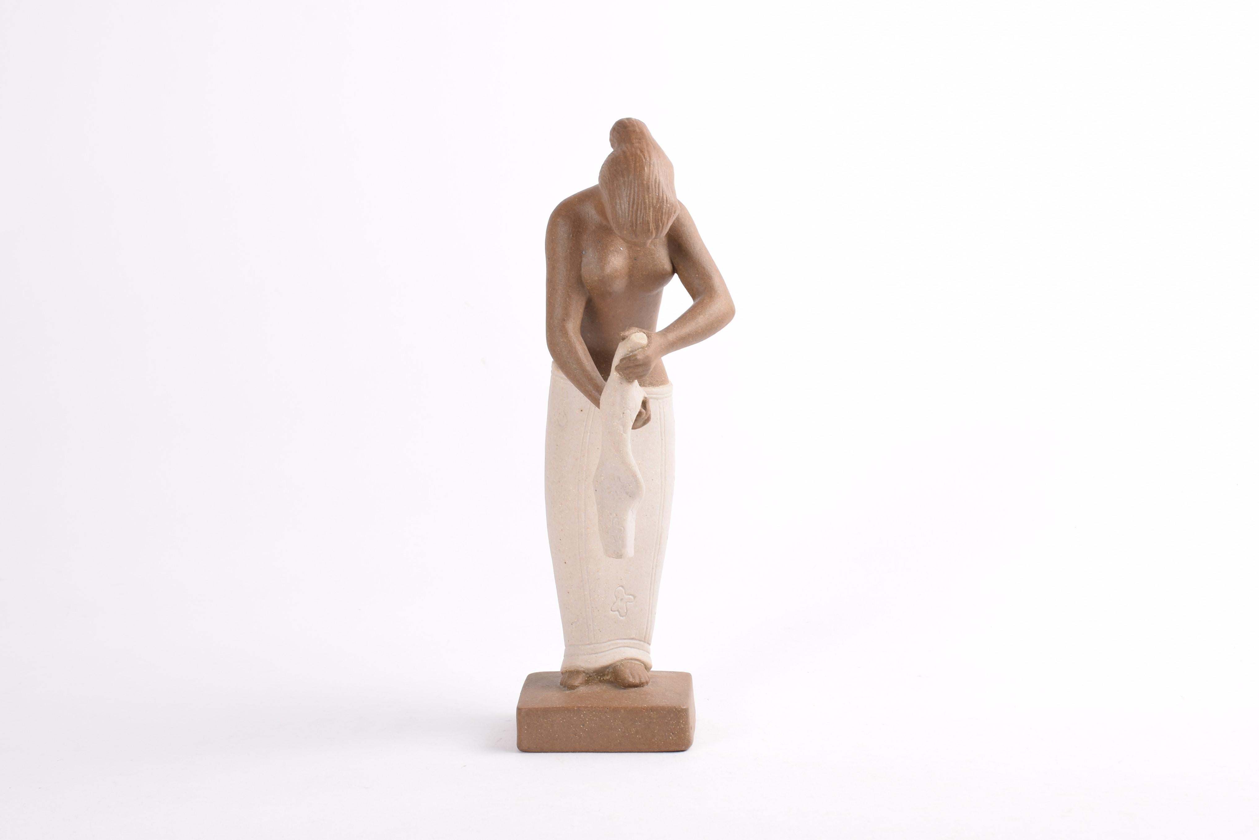 Figurine of a young woman washing clothes - called 