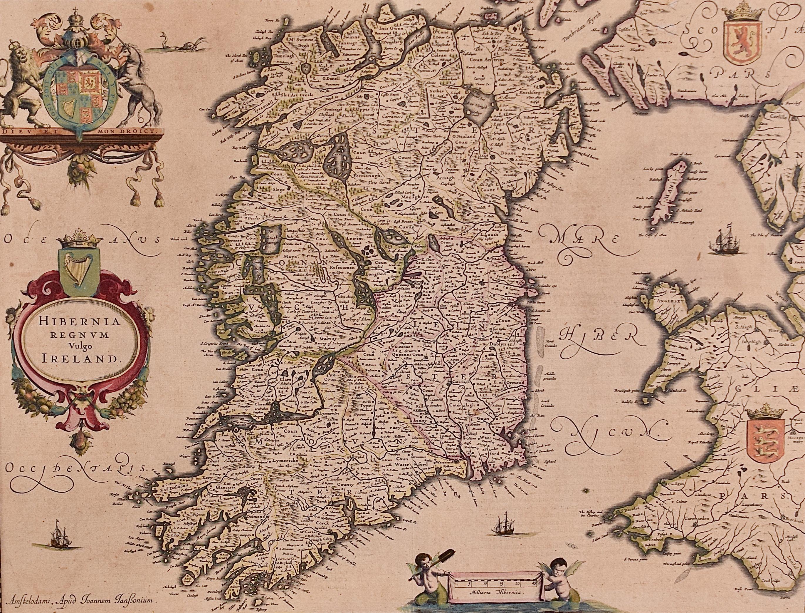 Irlande : Carte encadrée du 17ème siècle colorée à la main par Jannson - Print de Johannes Janssonius