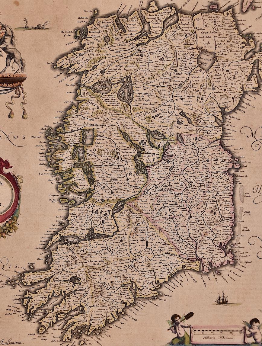 Irlande : Carte encadrée du 17ème siècle colorée à la main par Jannson - Maîtres anciens Print par Johannes Janssonius