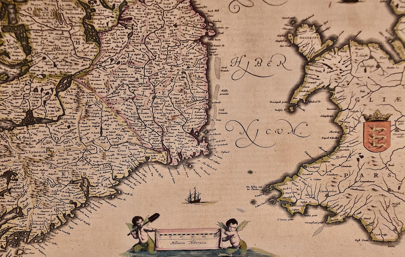 Irlande : Carte encadrée du 17ème siècle colorée à la main par Jannson - Marron Print par Johannes Janssonius