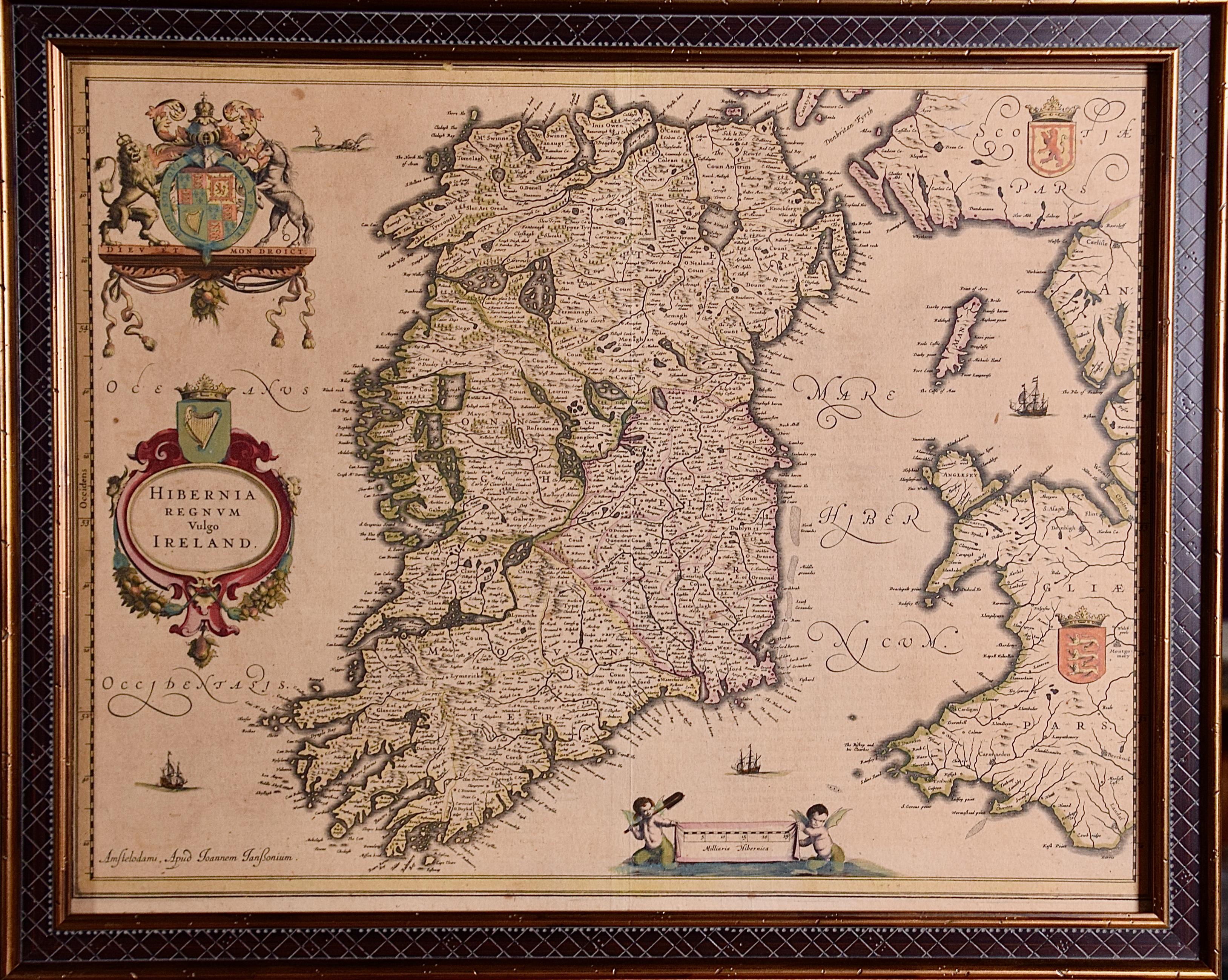 Print Johannes Janssonius - Irlande : Carte encadrée du 17ème siècle colorée à la main par Jannson