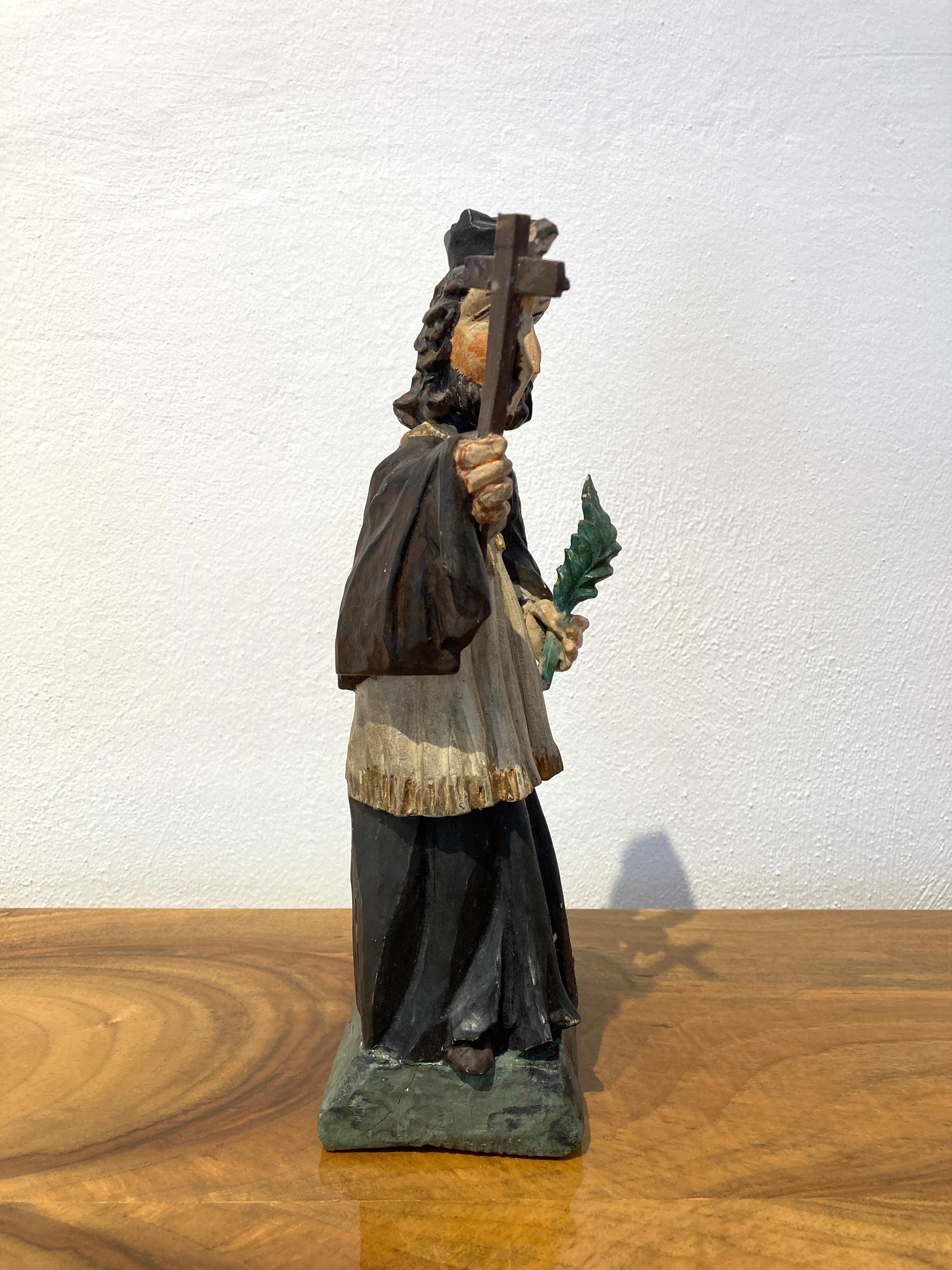 Johannes Nepomuk, Bohème, 1. Hälfte des 19. Jahrhunderts.
Aus Holz geschnitzte Figur des Heiligen Nepomuk, bekannt als Brückenheiliger.
Polychromes Originalgemälde in schönem Zustand, vollständig.
 