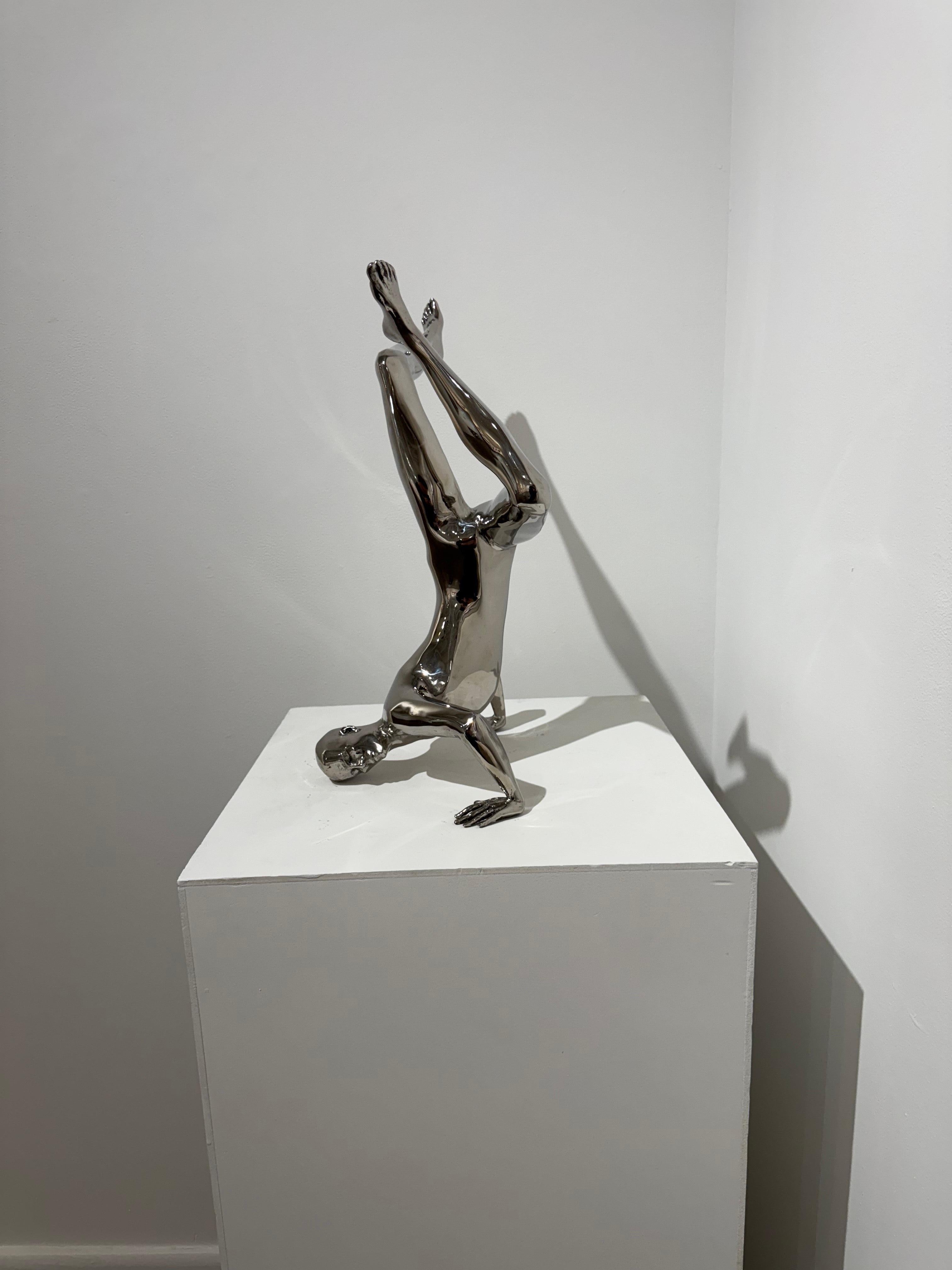 Johannes Nielsen (né en 1979) est né à Falkenberg, Suède. C'est un artiste qui utilise la sculpture en bronze pour célébrer la vie et sa beauté. Il estime que les sculptures du corps humain peuvent 