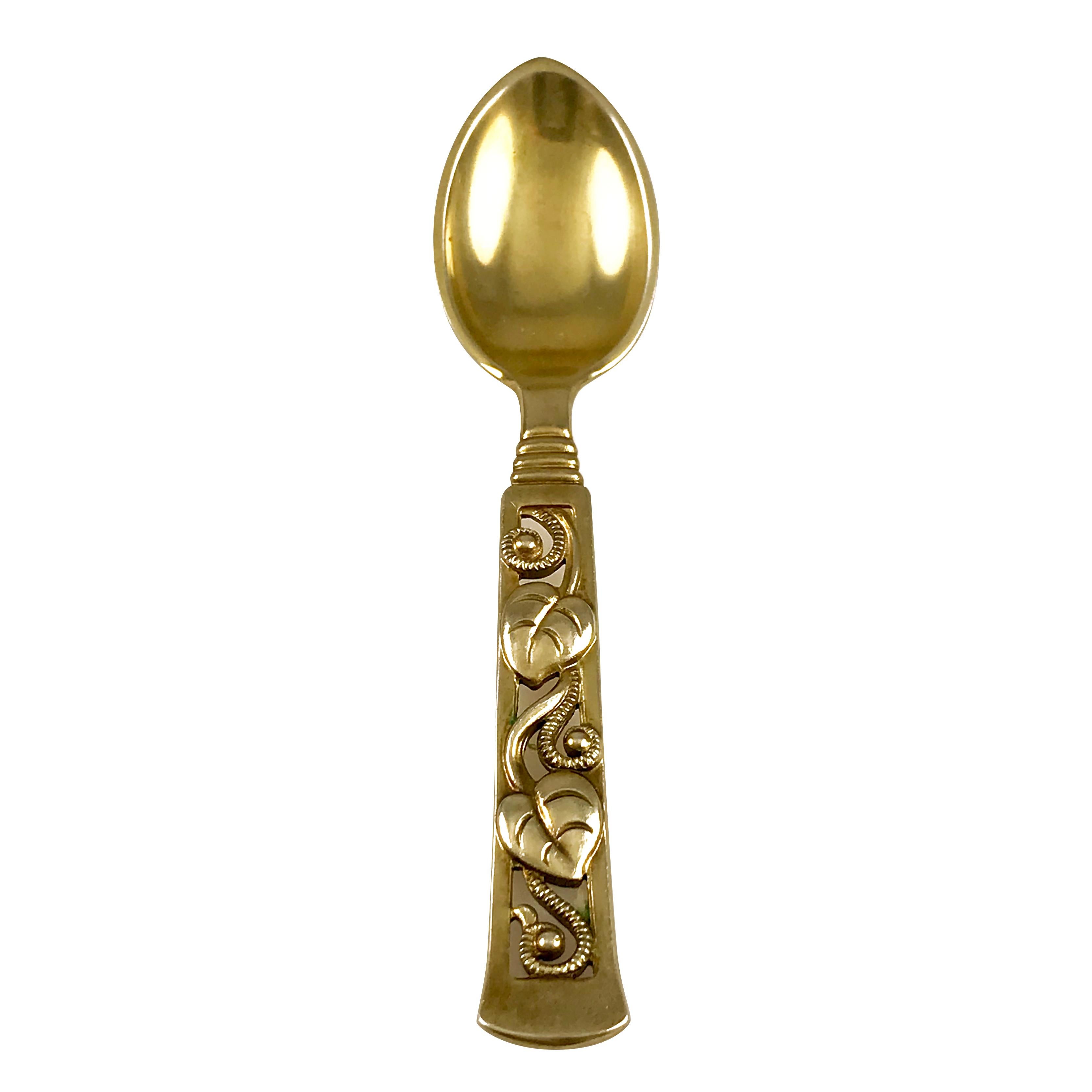 Vintage Johannes Siggaard Demitasse Sterling Silver Spoon Set, 1947 avec étui. Un ensemble de douze cuillères portant toutes les trois tours danoises et l'année 47, la marque de fabricant JS de Johannes Siggaard et un troisième cachet illustré sur